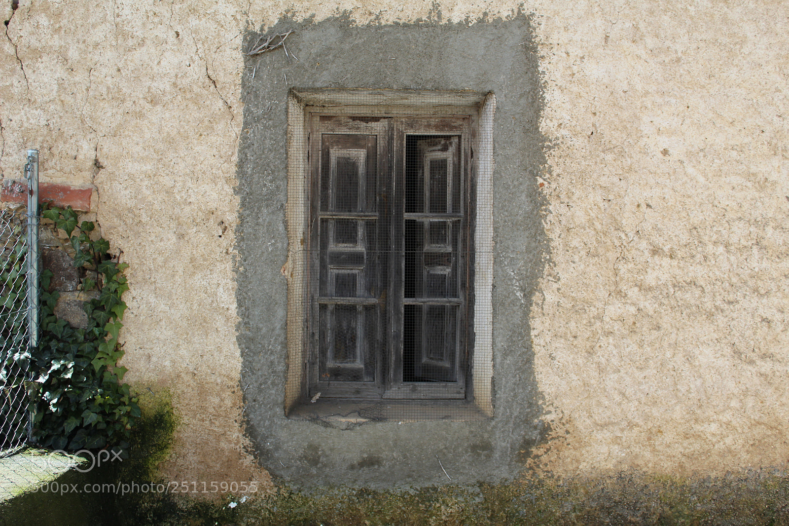 Canon EOS 1300D (EOS Rebel T6 / EOS Kiss X80) sample photo. Ventana enmarcada en cemento photography