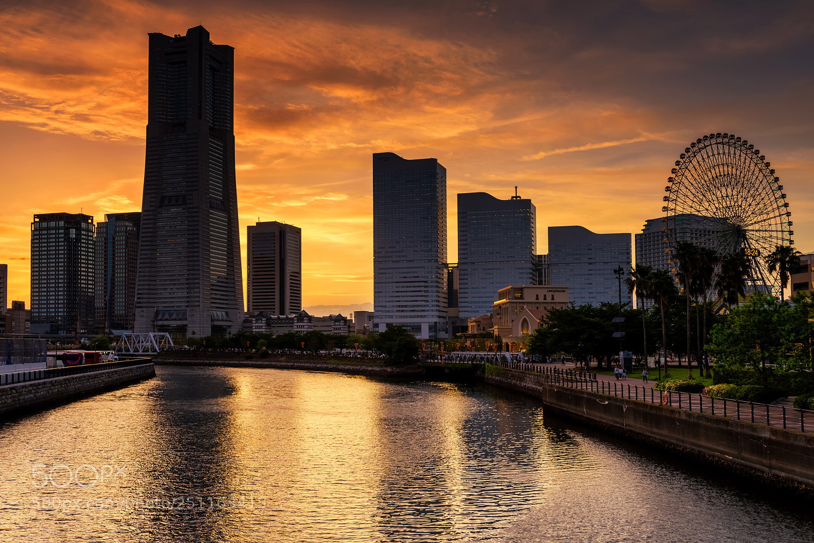 Nikon D810 sample photo. Minato mirai at dusk photography