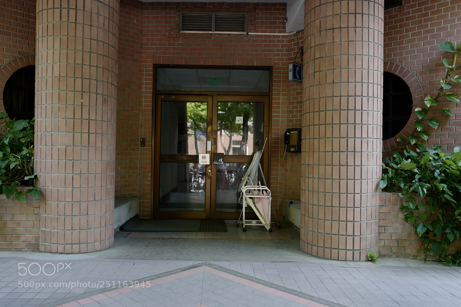 Leica Q (Typ 116) sample photo. 後門，側門？ photography