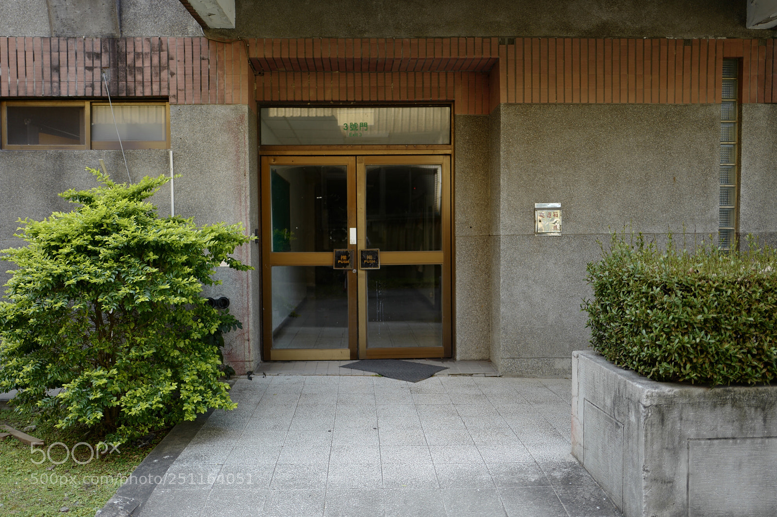 Leica Q (Typ 116) sample photo. 反正是老梁走過的門 photography