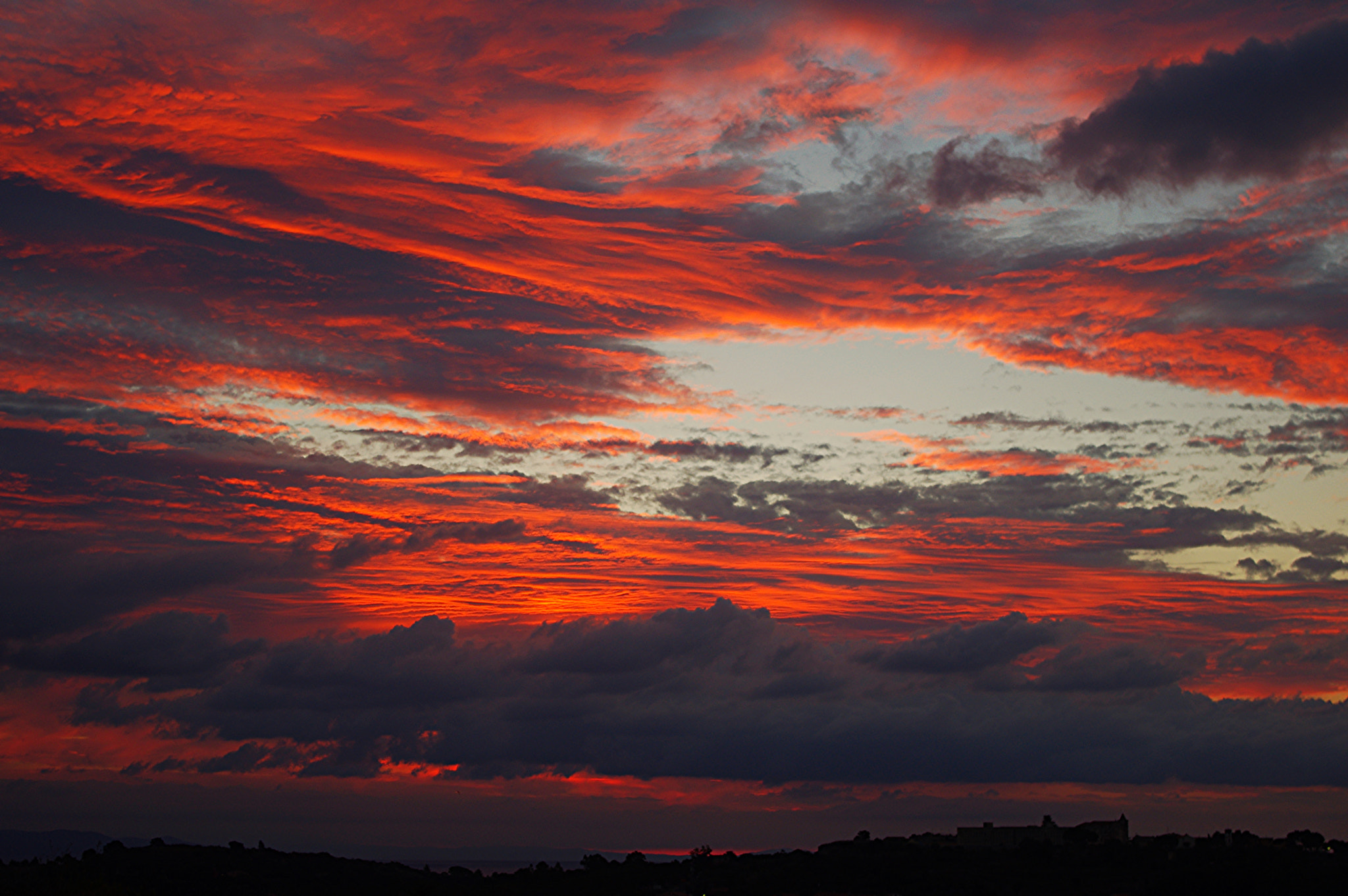 smc PENTAX-DA L 18-55mm F3.5-5.6 sample photo. Fifty shades of red & grey photography