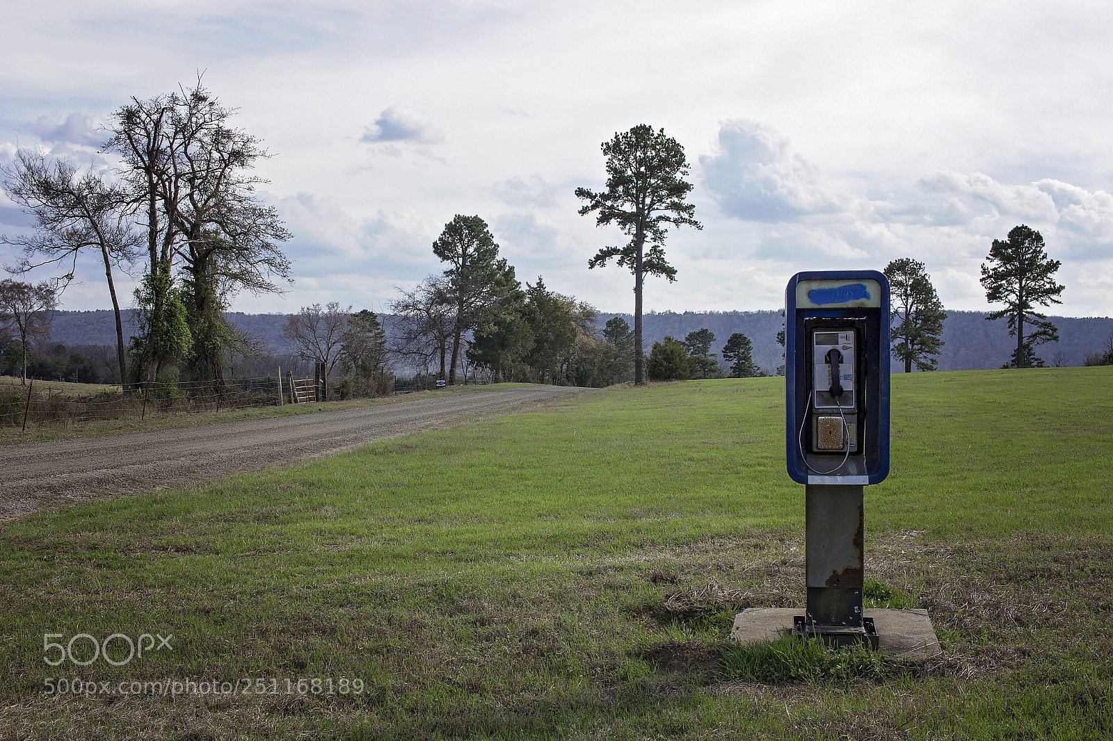 Canon EOS 600D (Rebel EOS T3i / EOS Kiss X5) sample photo. Phone booth pasture photography