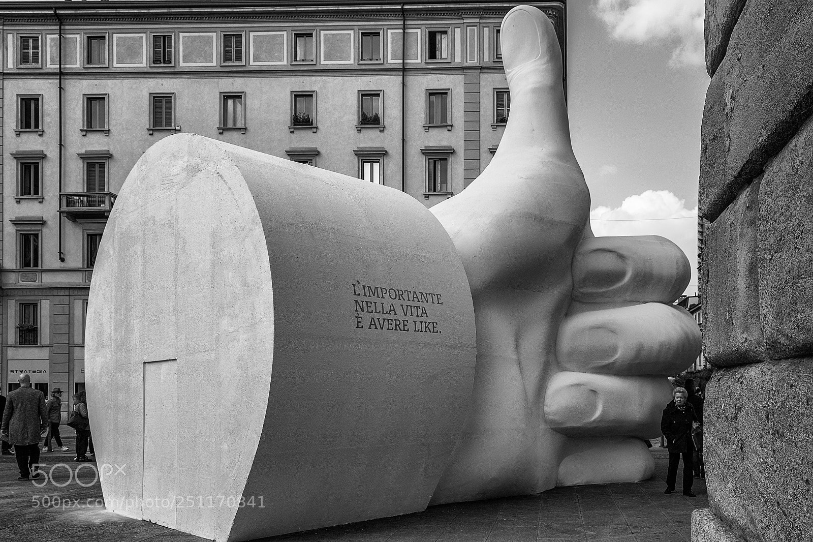 Canon EOS 1300D (EOS Rebel T6 / EOS Kiss X80) sample photo. Piazza xxv aprile, milano photography