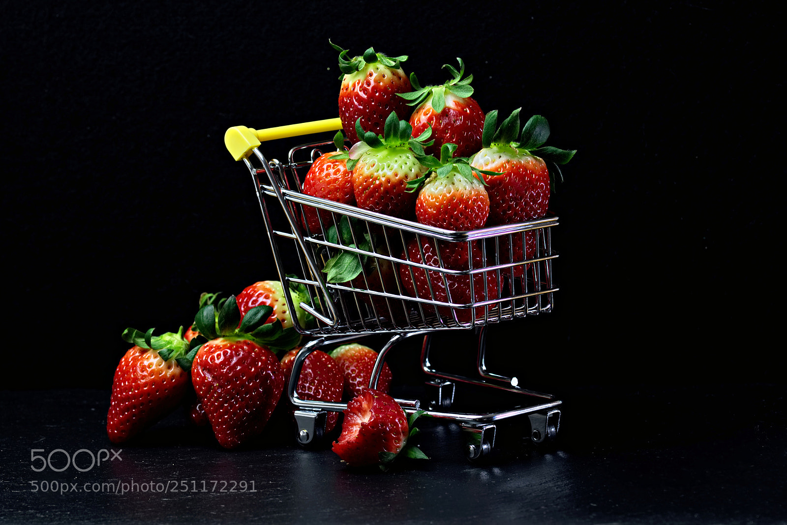 Canon EOS 750D (EOS Rebel T6i / EOS Kiss X8i) sample photo. Strawberry photography
