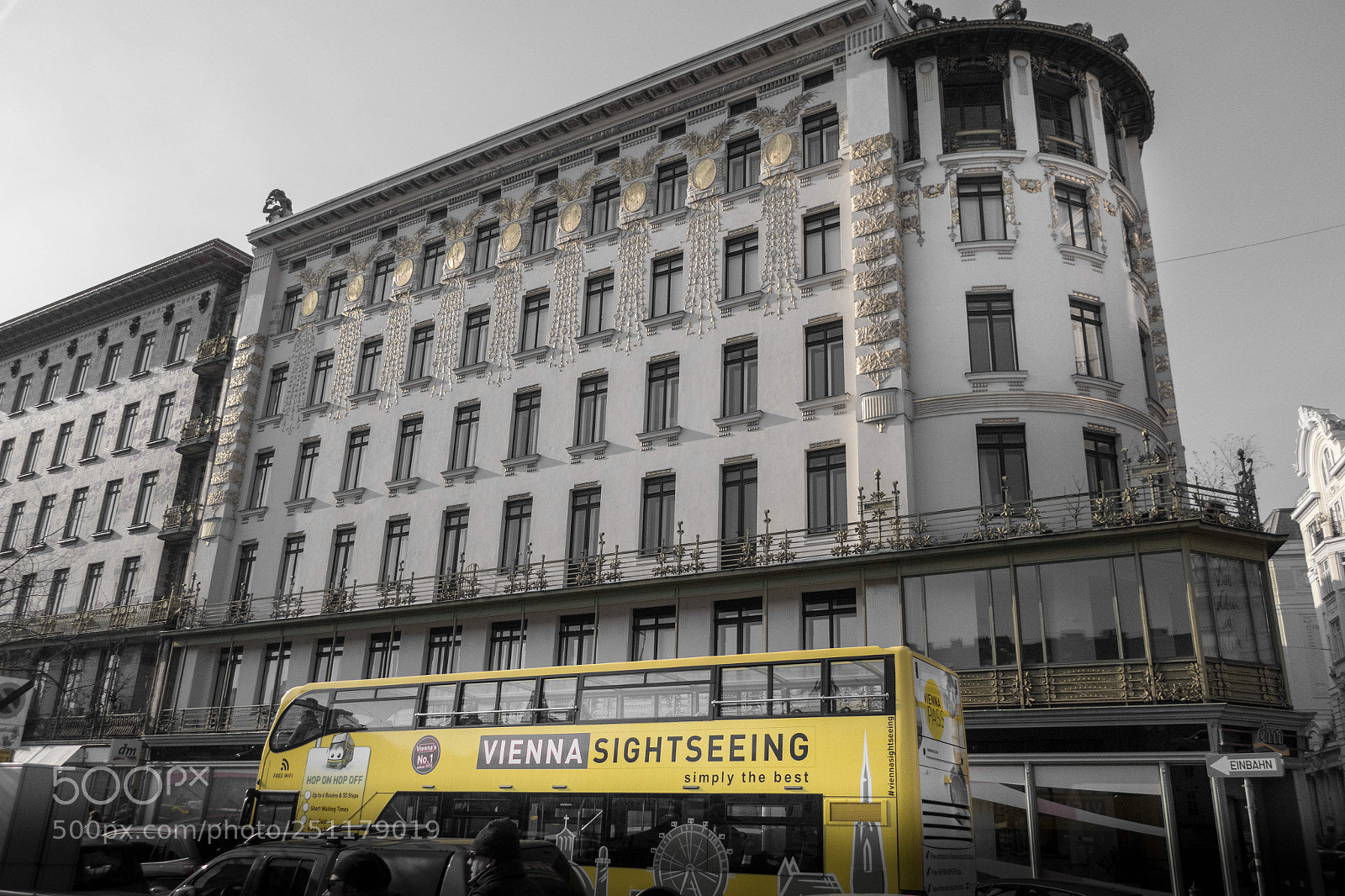 Canon PowerShot G9 X Mark II sample photo. A sightseeing bus is photography