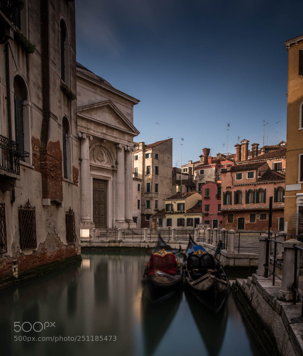 Canon EOS 5D Mark IV sample photo. Waiting gondolas photography