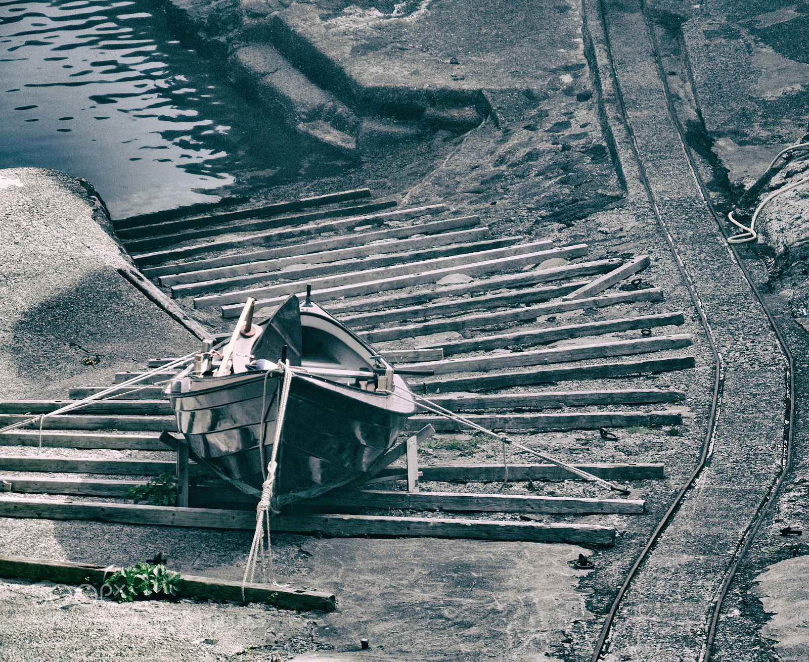 Nikon D90 sample photo. Abandoned boat photography