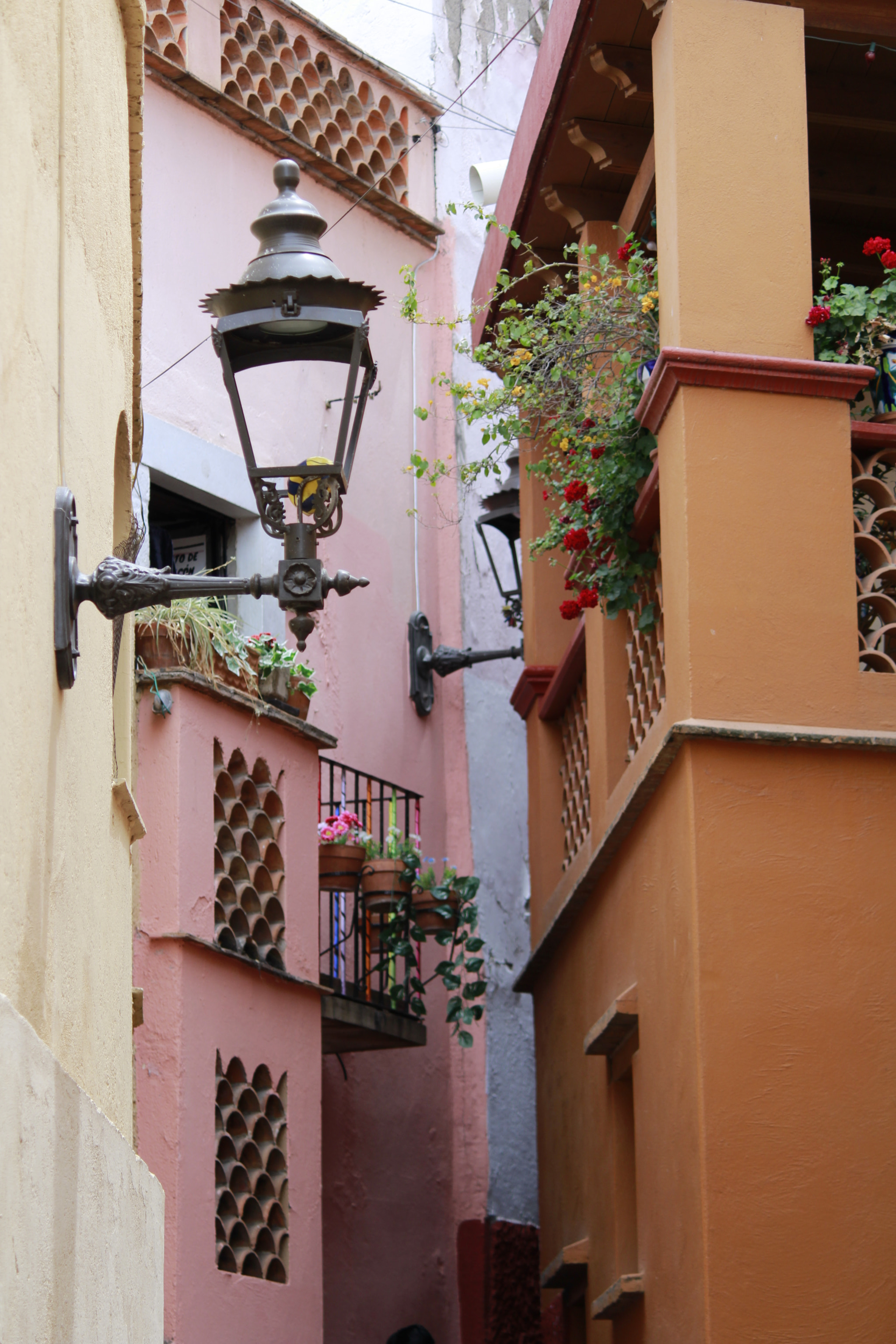 Canon EOS 1300D (EOS Rebel T6 / EOS Kiss X80) sample photo. Callejón photography