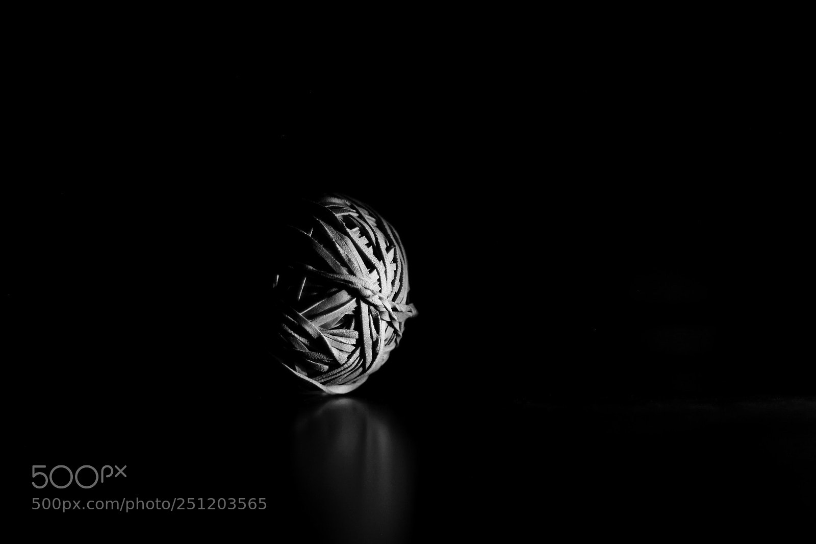 Canon EOS 600D (Rebel EOS T3i / EOS Kiss X5) sample photo. Elastic band ball photography