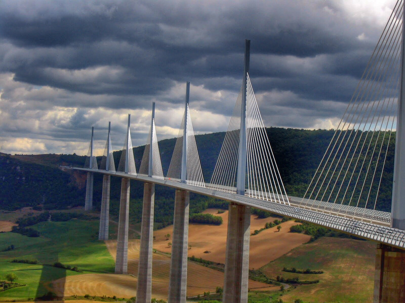 Canon POWERSHOT A85 sample photo. Millau viaduct photography