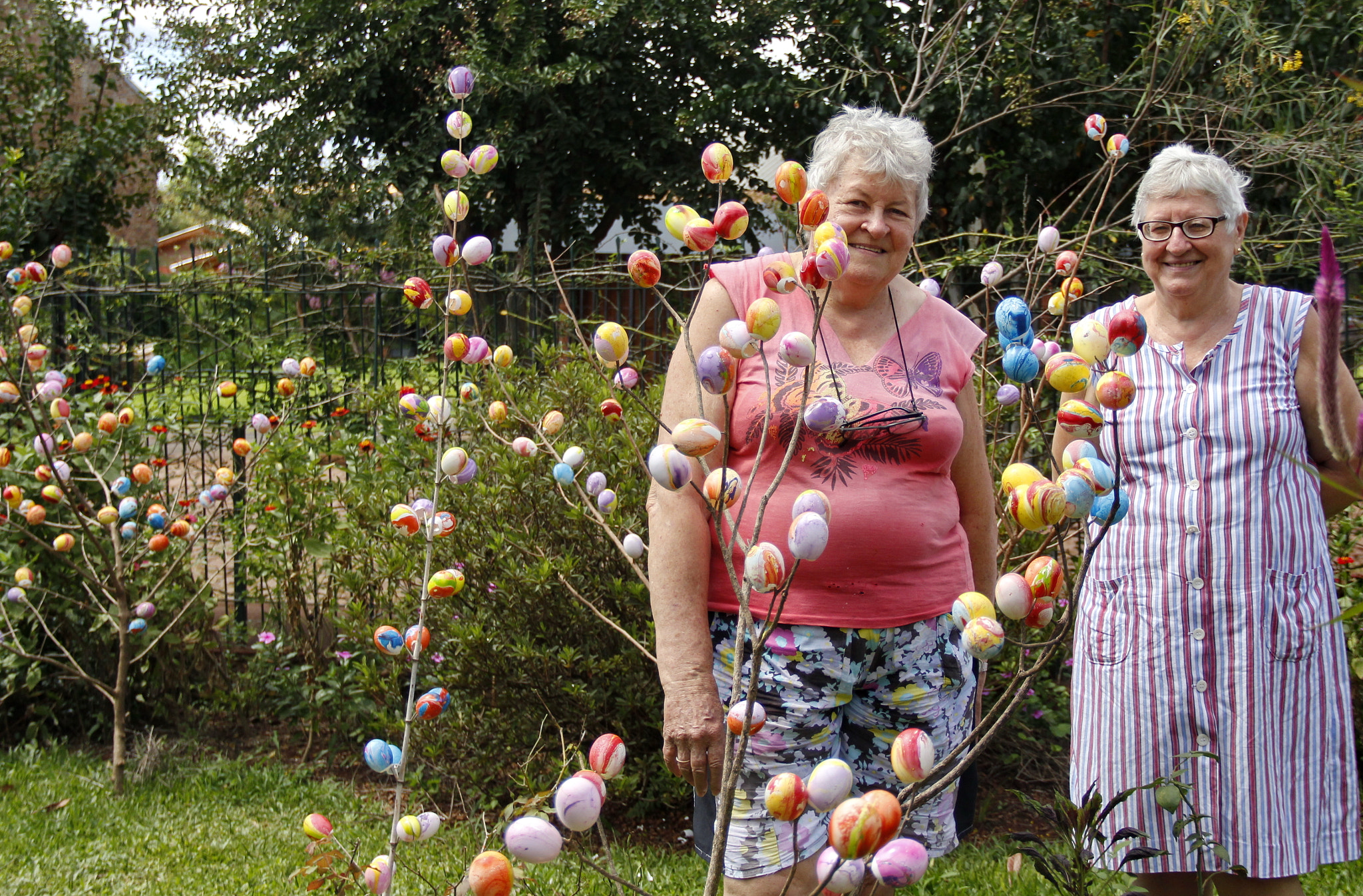 Canon EOS 700D (EOS Rebel T5i / EOS Kiss X7i) sample photo. Elena wilde yemilia wilde, las hermanas que hacen huevos de pascua a través de una tradición... photography