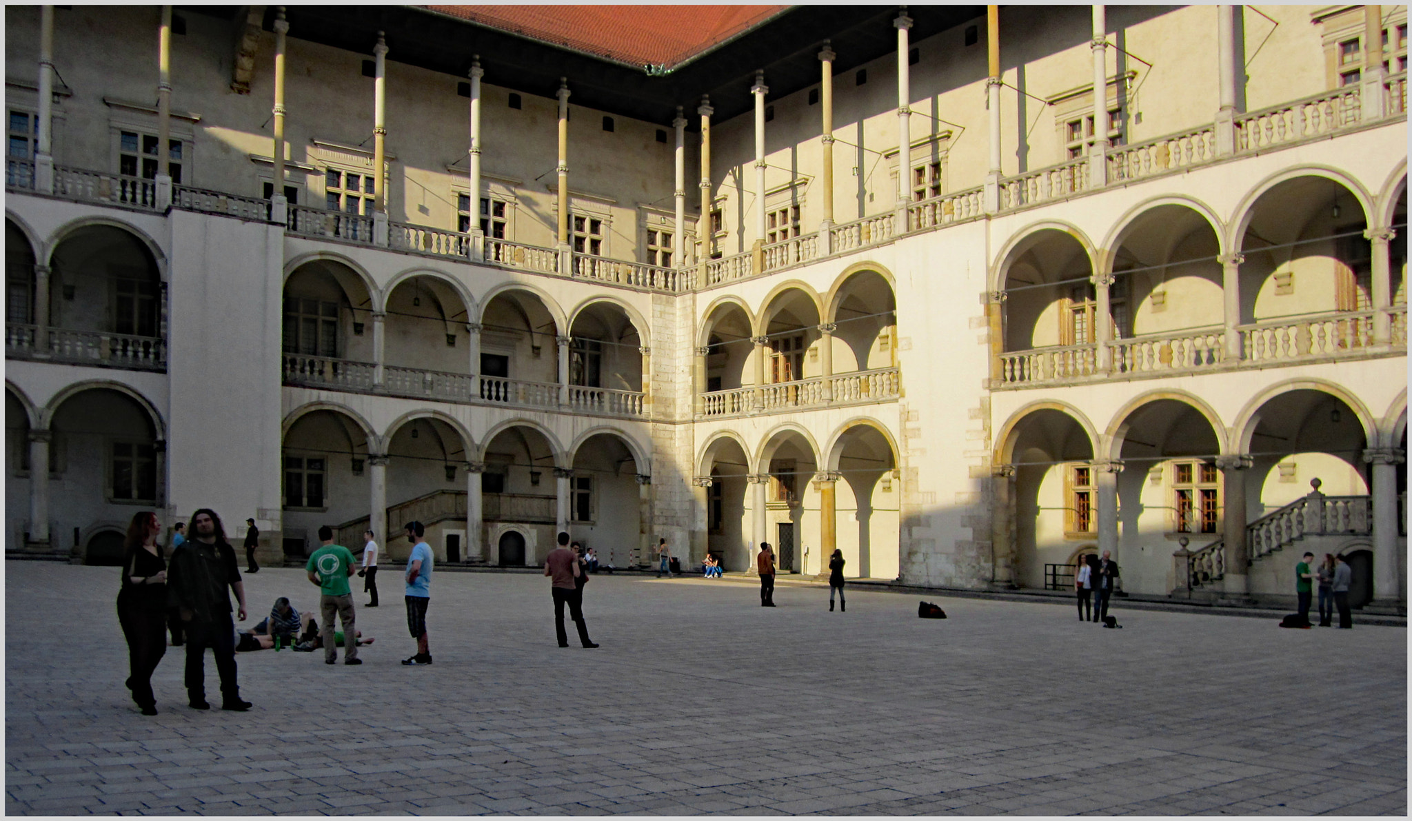 Canon PowerShot ELPH 100 HS (IXUS 115 HS / IXY 210F) sample photo. Krakau wawel innenhof photography