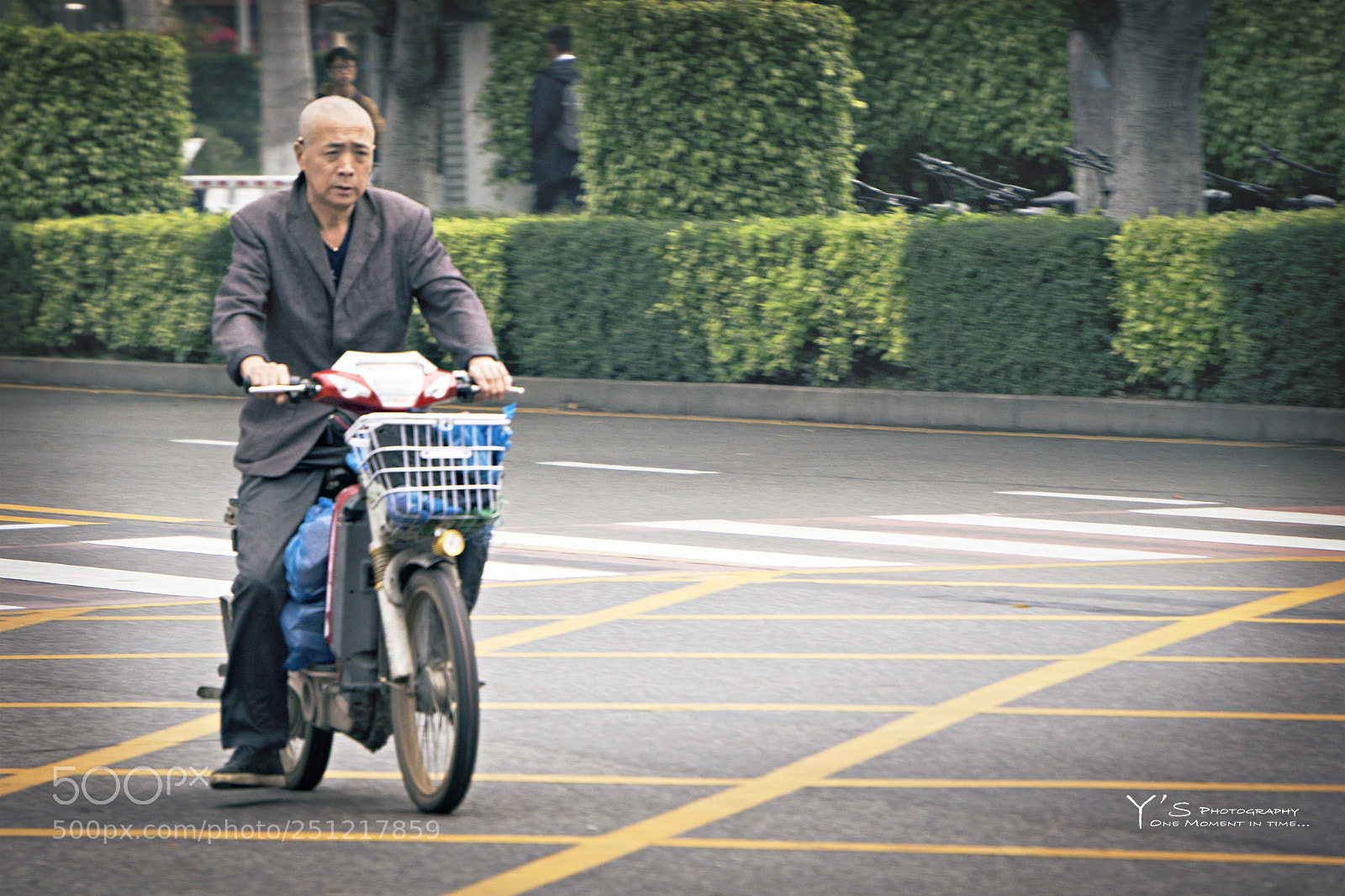 Sony a6000 sample photo. Morning. on the street. 街拍。清晨。 photography
