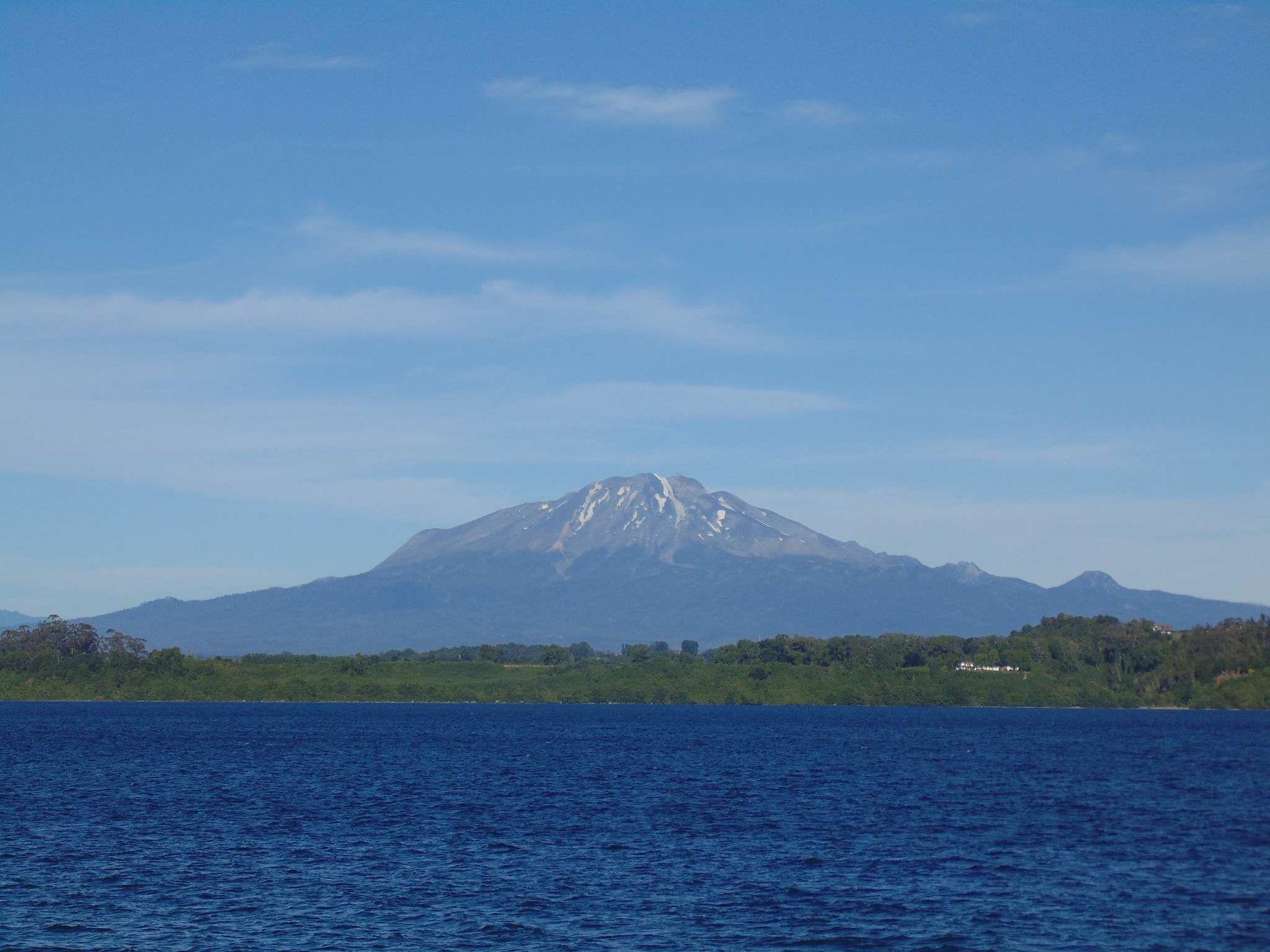 Sony Cyber-shot DSC-H200 sample photo. The lake and the volcano photography