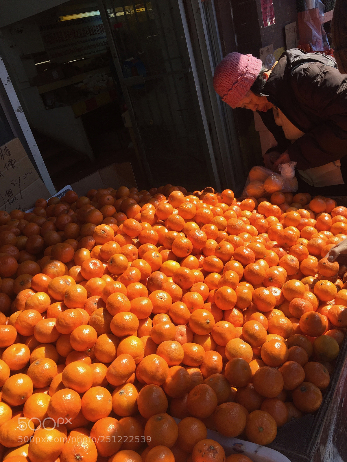 Apple iPhone 6 sample photo. Orange shopper photography