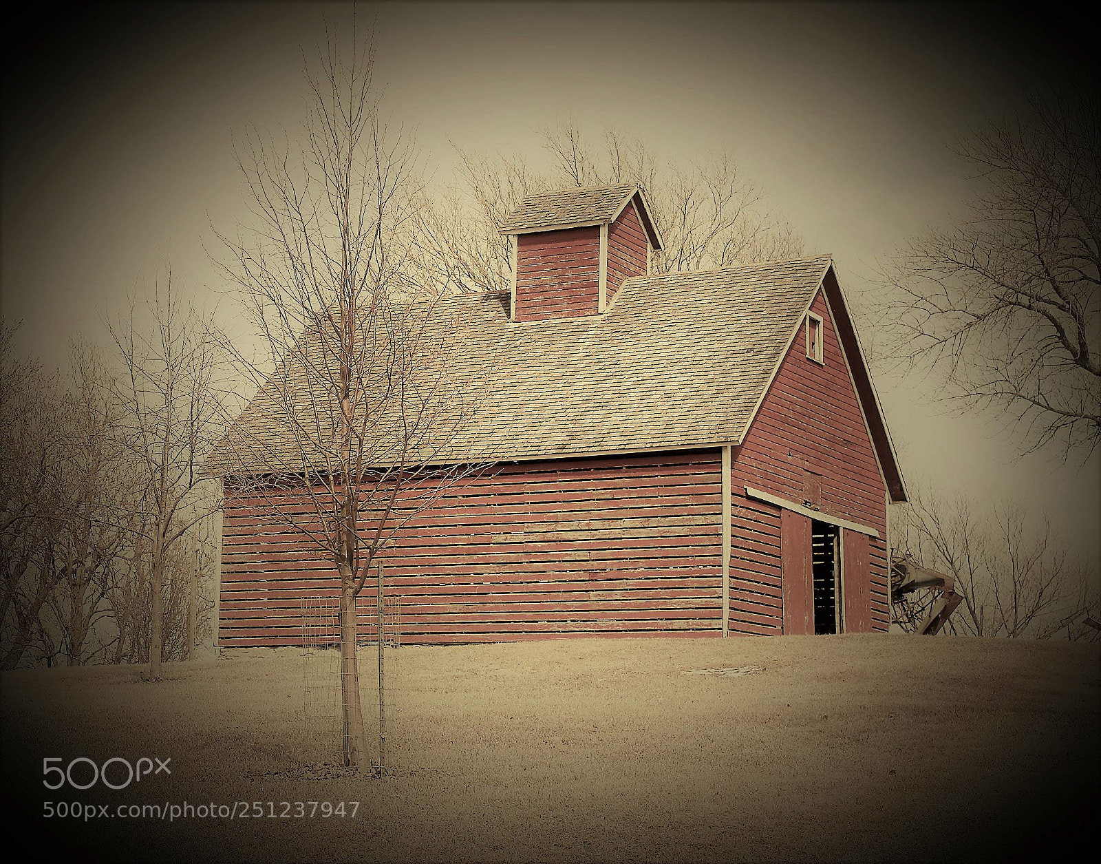 Canon EOS 500D (EOS Rebel T1i / EOS Kiss X3) sample photo. Vintage corn crib photography