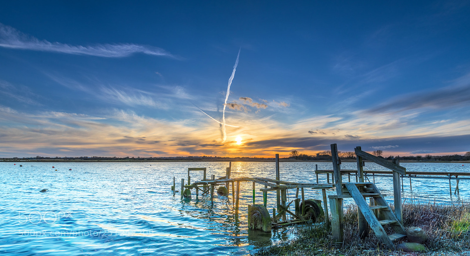 Canon EOS 5D Mark IV sample photo. Crossed contrails photography