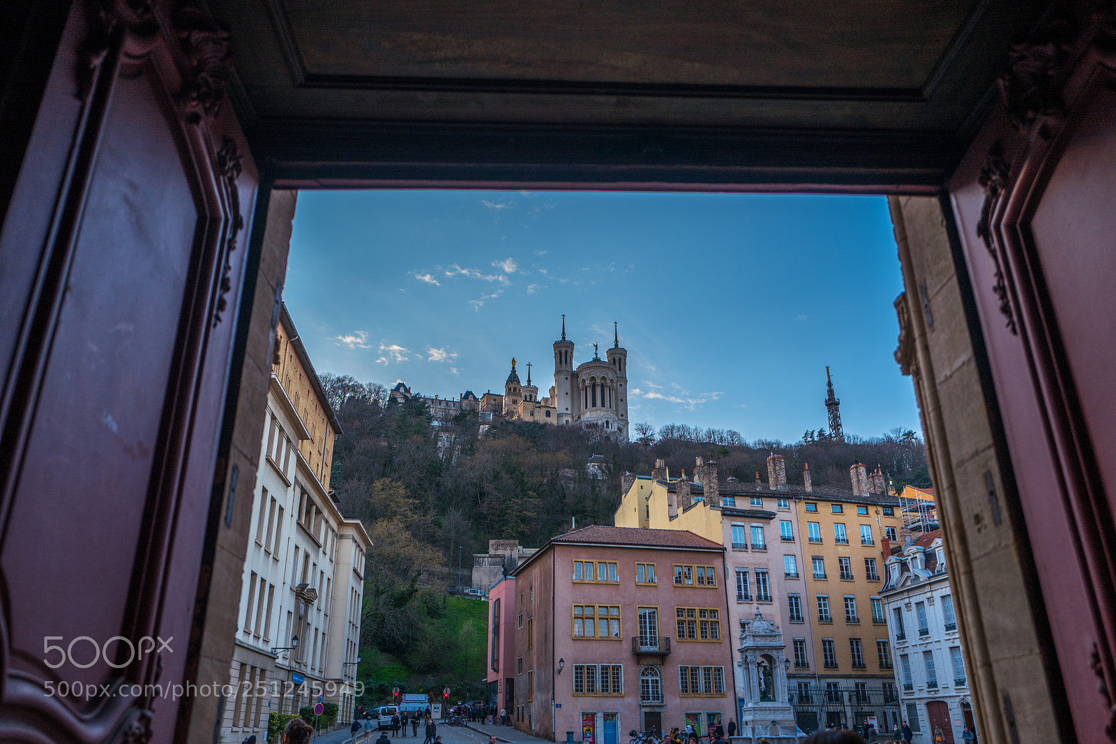 Leica Q (Typ 116) sample photo. Sortie de la cath photography