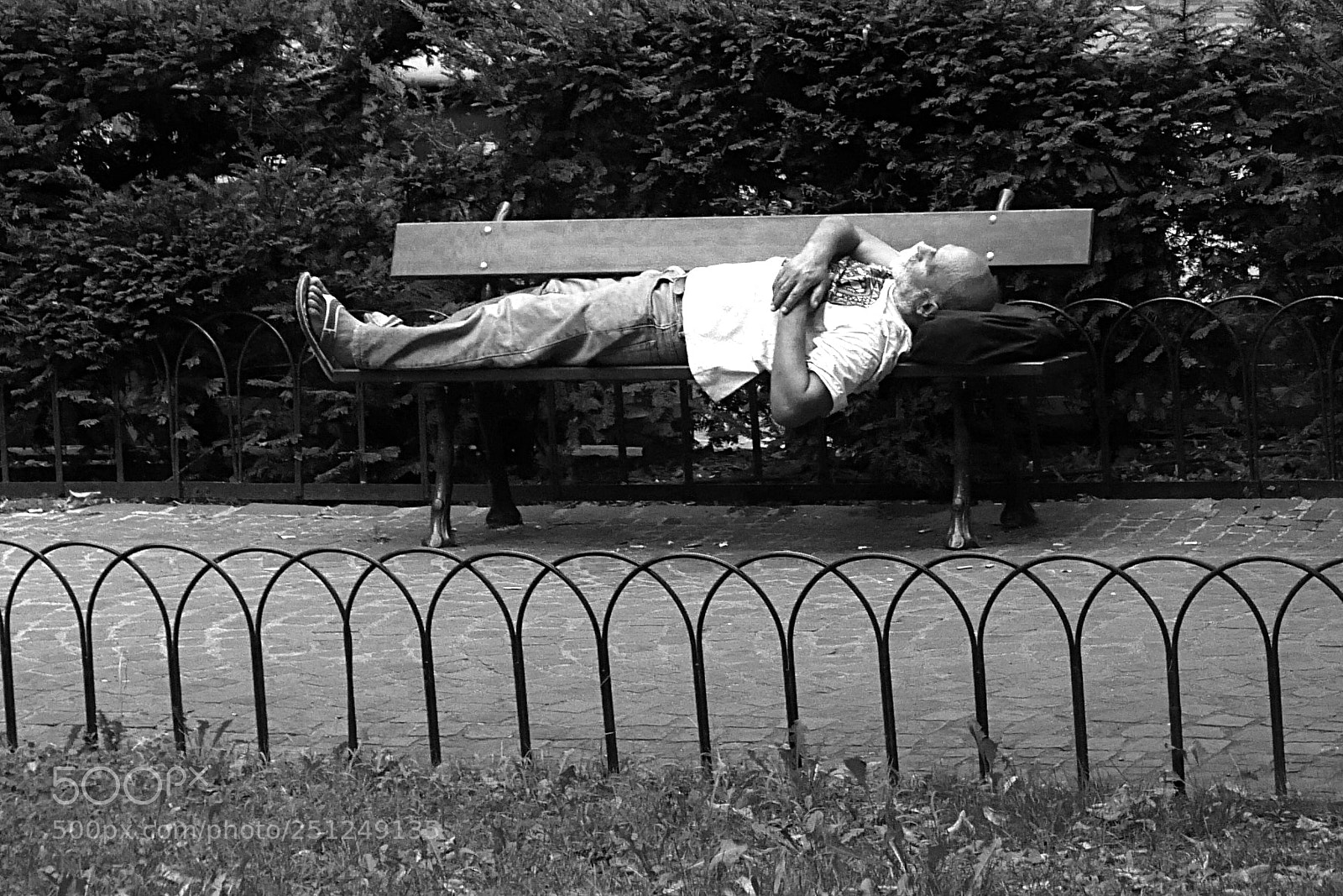 Panasonic Lumix DMC-LX100 sample photo. Sleeping on a bench. photography