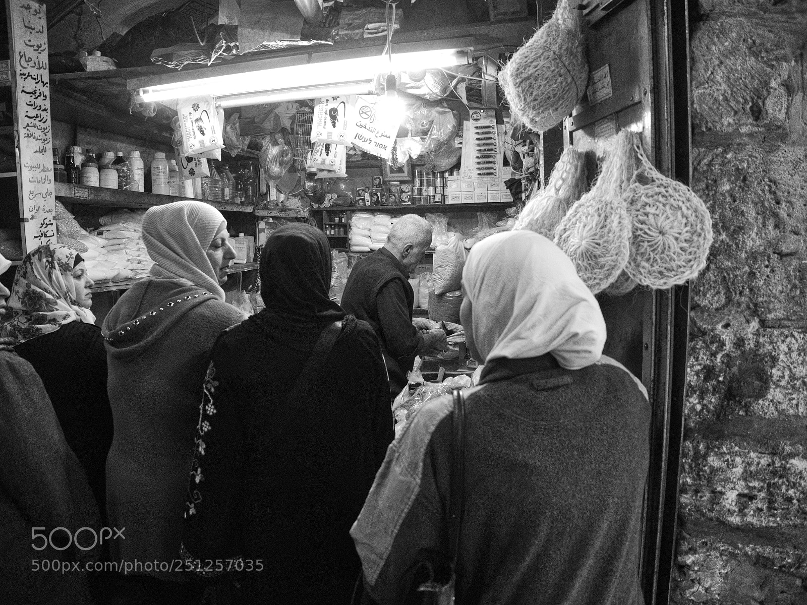 Olympus OM-D E-M5 II sample photo. Le vendeur d'epices photography