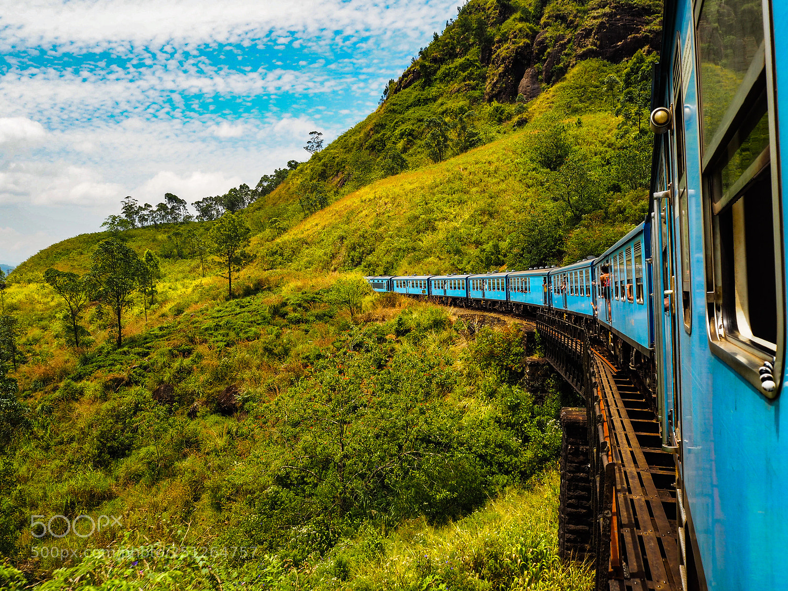 Olympus OM-D E-M10 II sample photo. Sri lanka - trainride photography