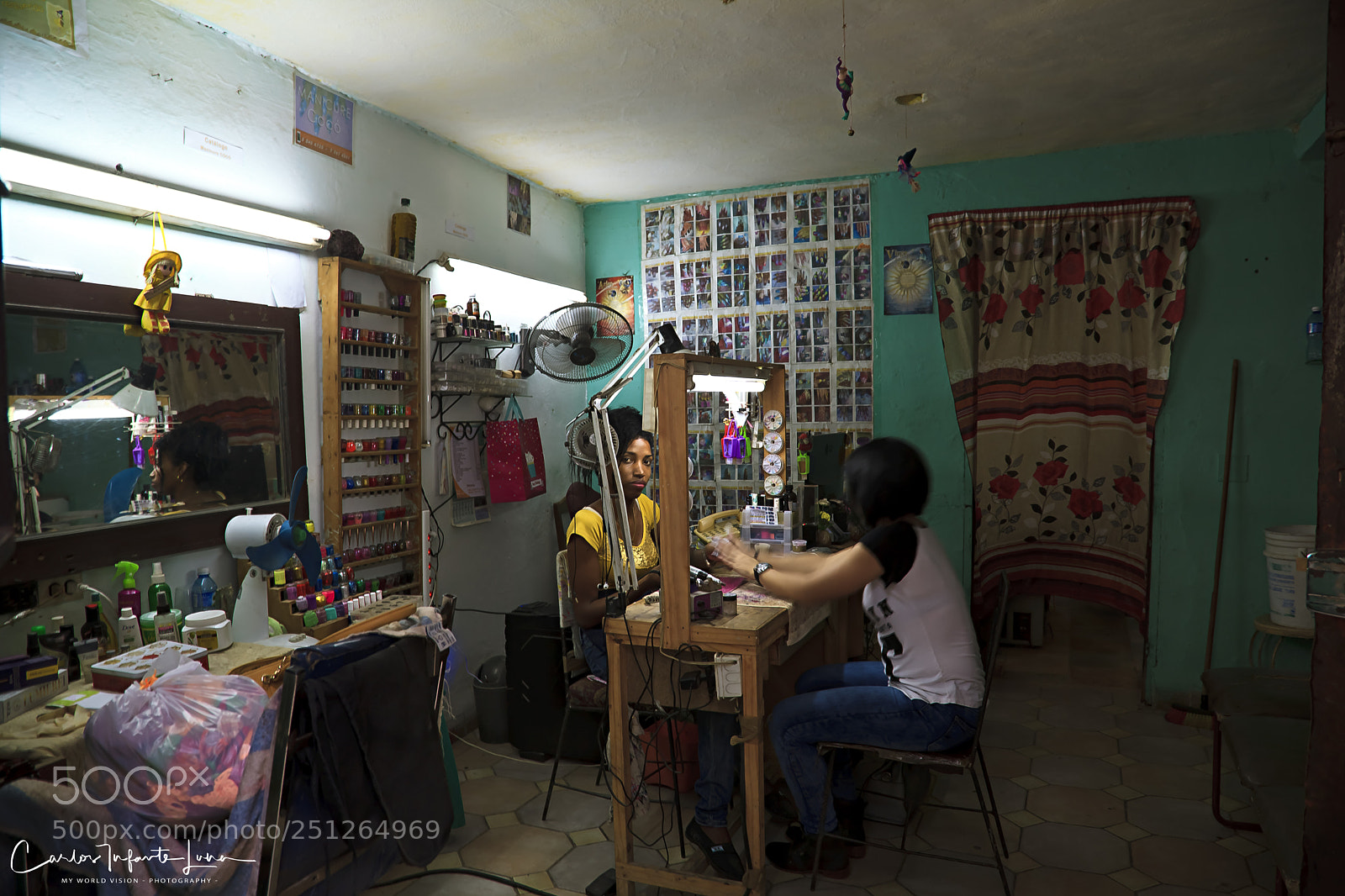 Canon EOS 5D Mark II sample photo. Odalys y sus pinturas photography