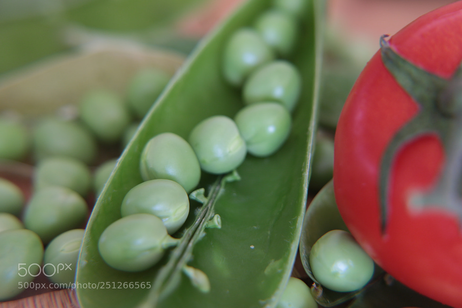 Canon EOS 700D (EOS Rebel T5i / EOS Kiss X7i) sample photo. Pea photography