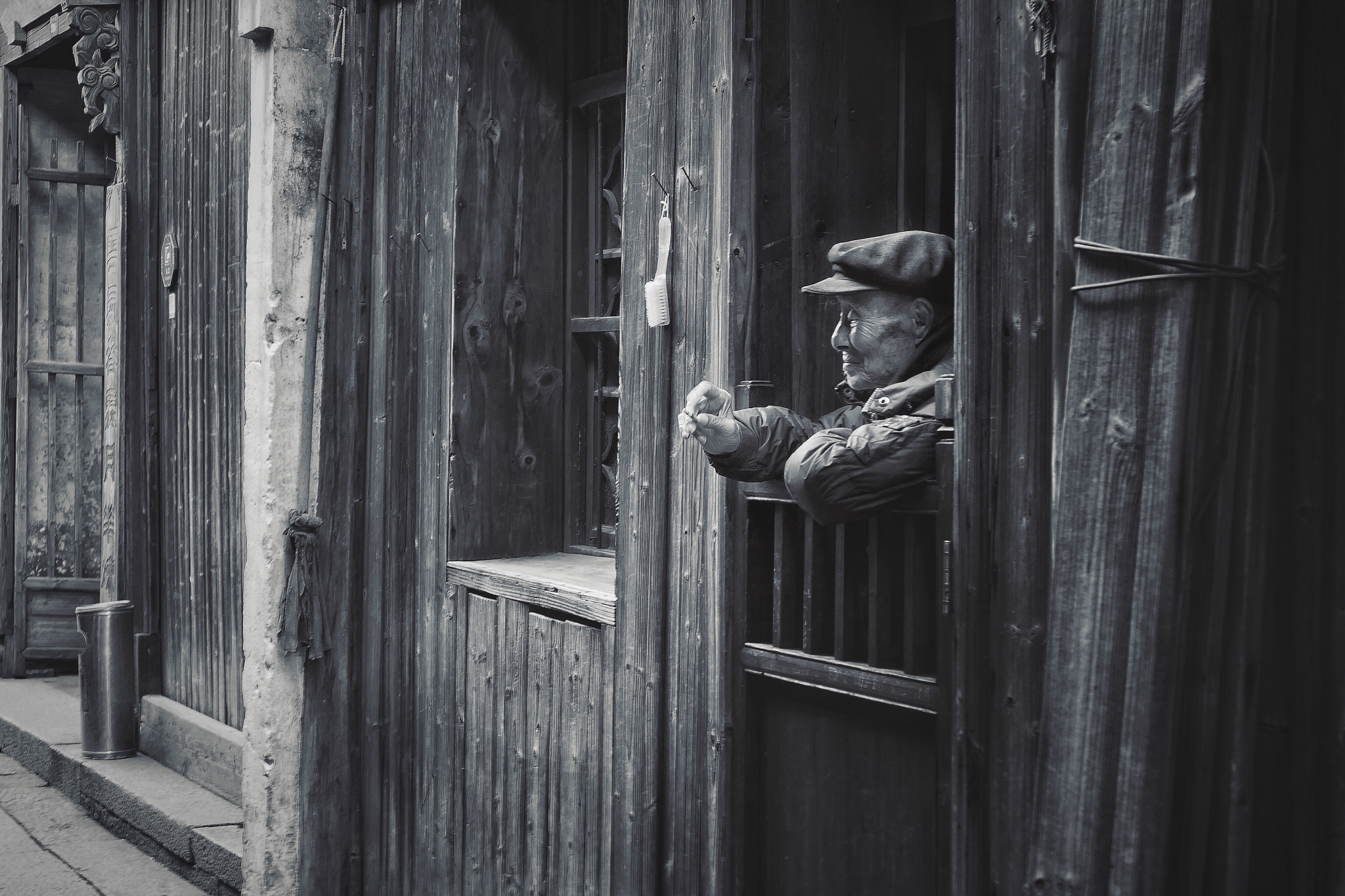 Panasonic Lumix DMC-LX10 (Lumix DMC-LX15) sample photo. The old man smoking. photography