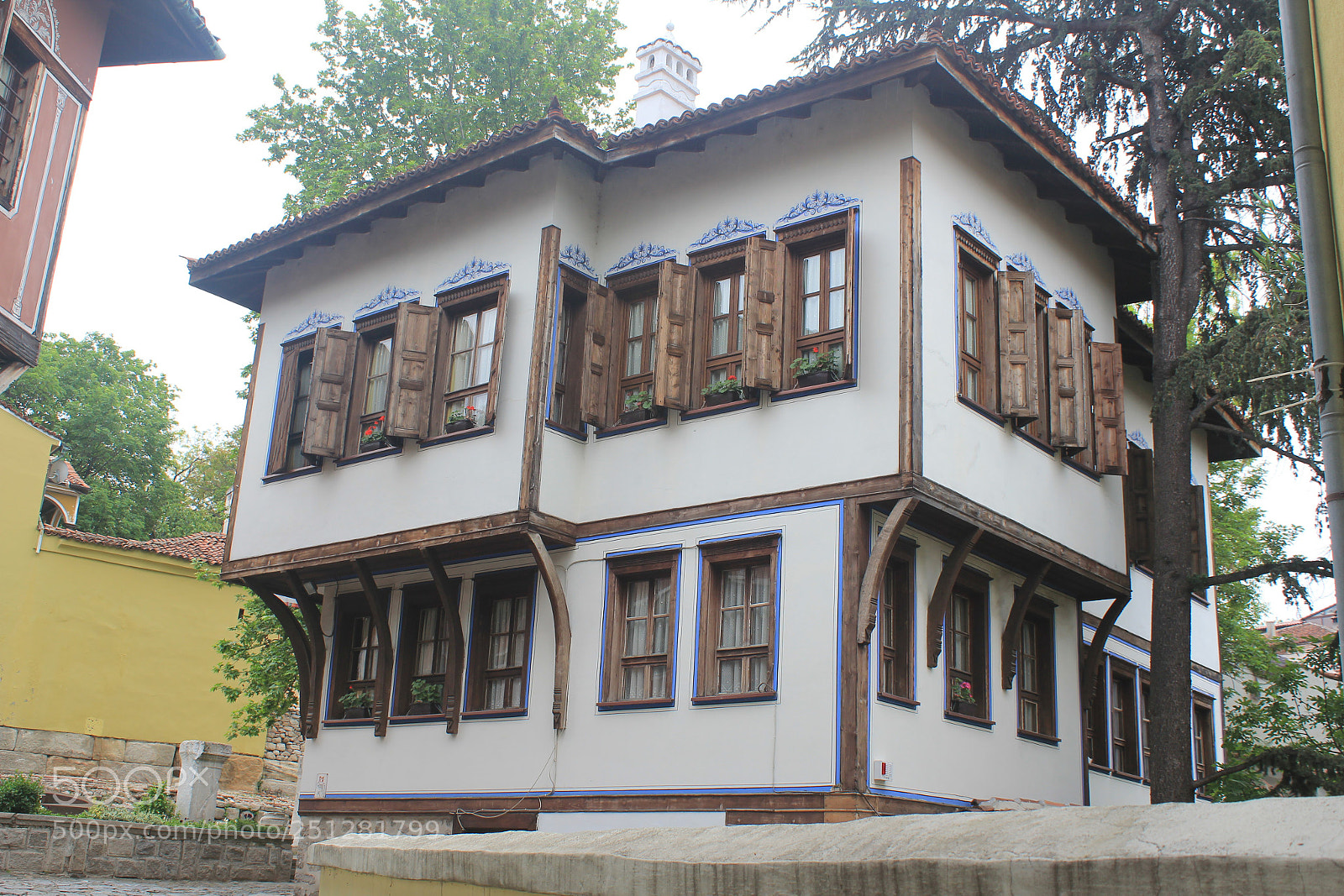 Canon EF-S 18-55mm F3.5-5.6 IS sample photo. Old house photography