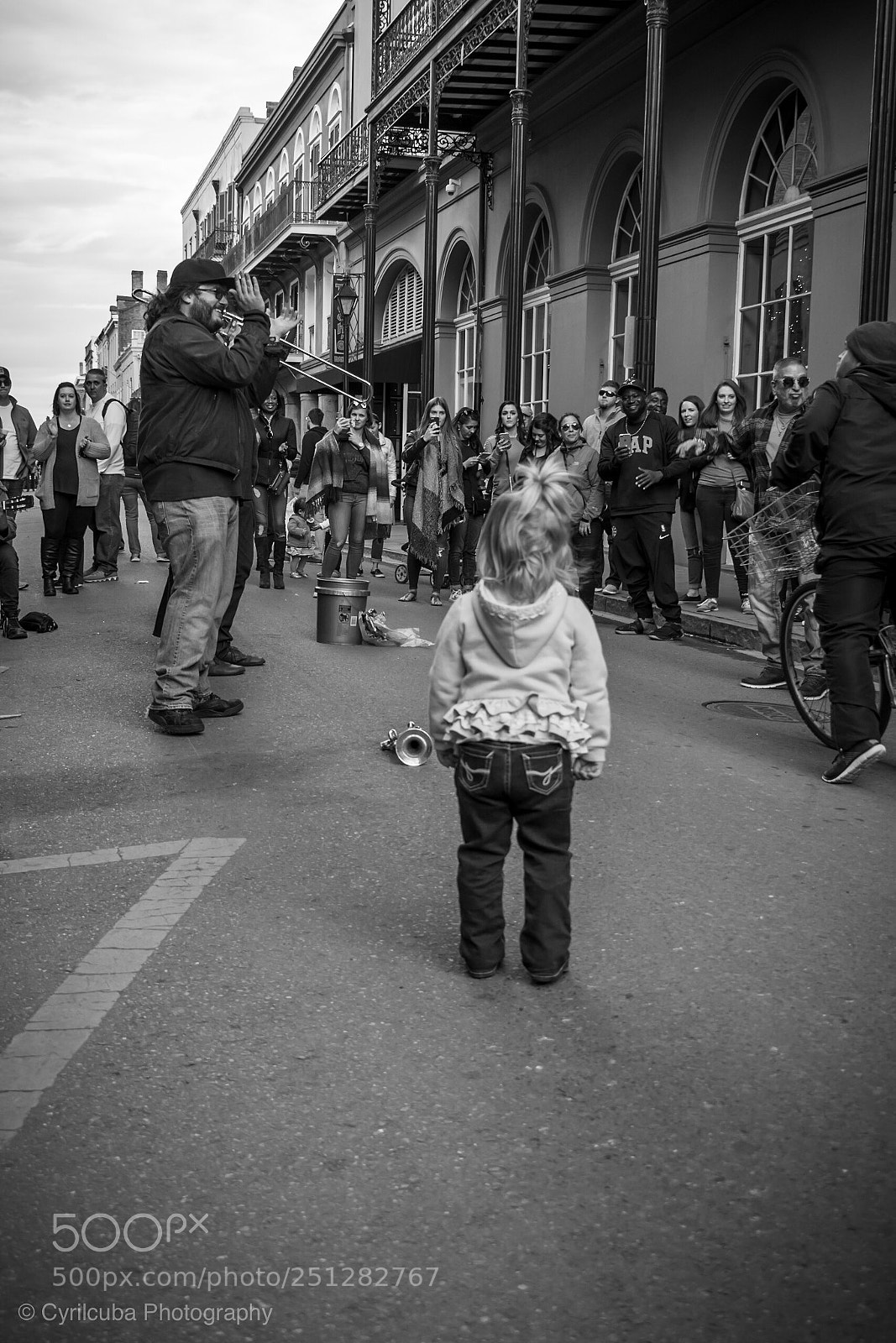 Nikon D5500 sample photo. Girl watching street musicians  photography