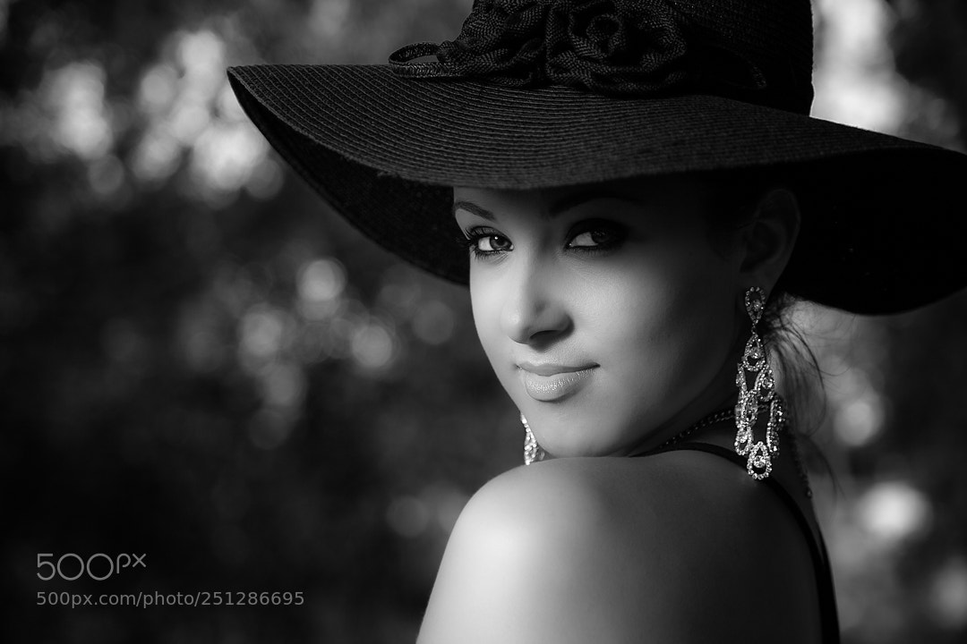 Canon EOS 5D Mark II sample photo. Femme au chapeau photography