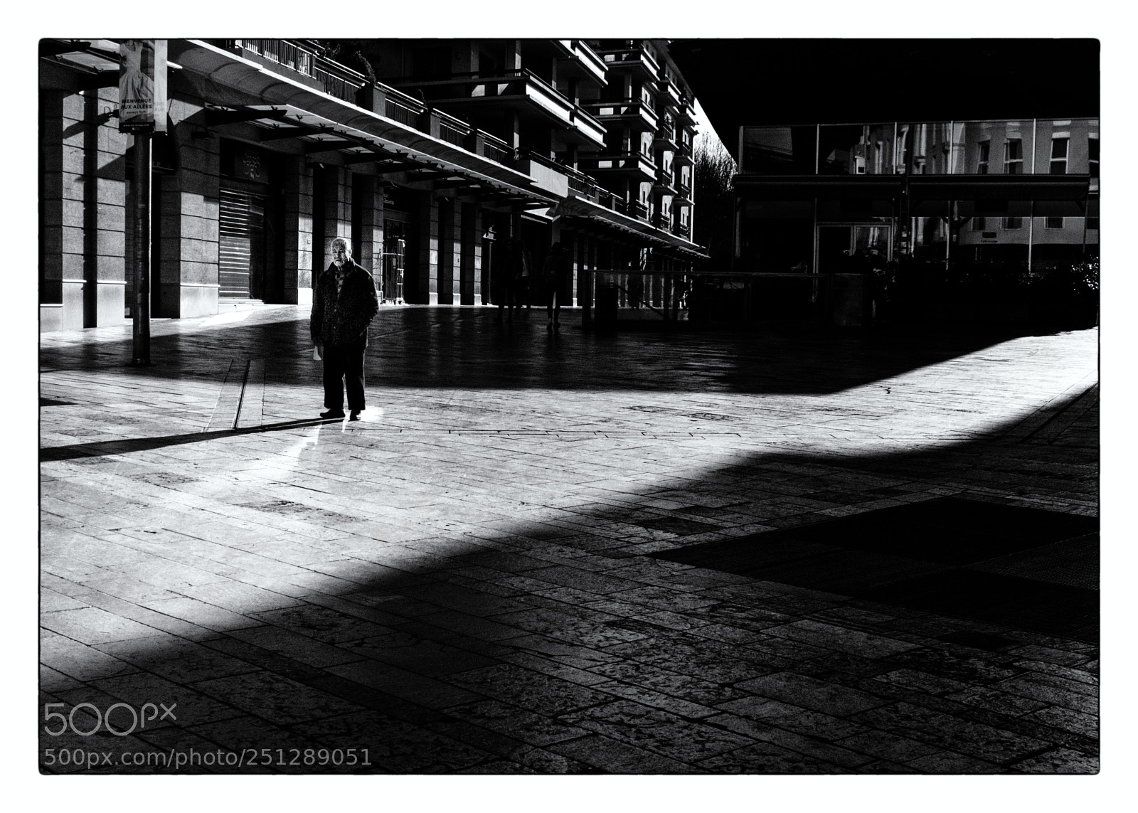 Fujifilm X100F sample photo. Waiting in the light photography