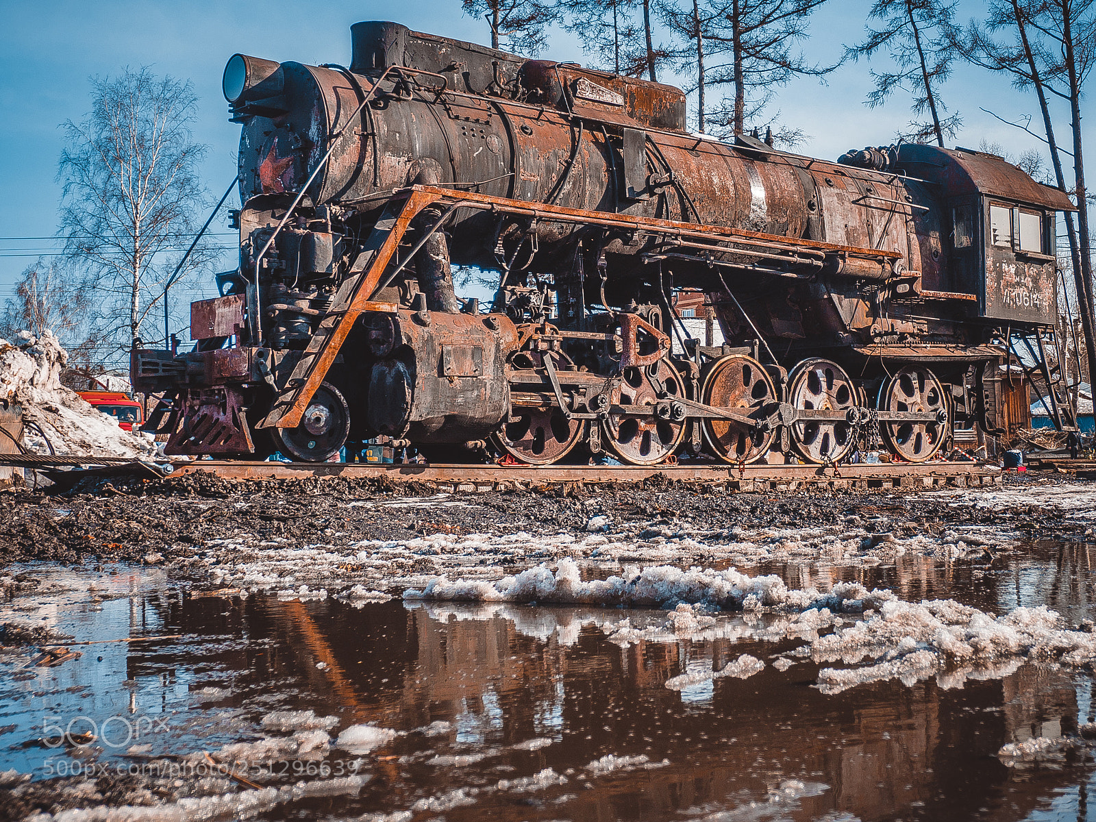 Olympus OM-D E-M10 sample photo. Установка паровоза памятника у вокзала Томск ii. photography