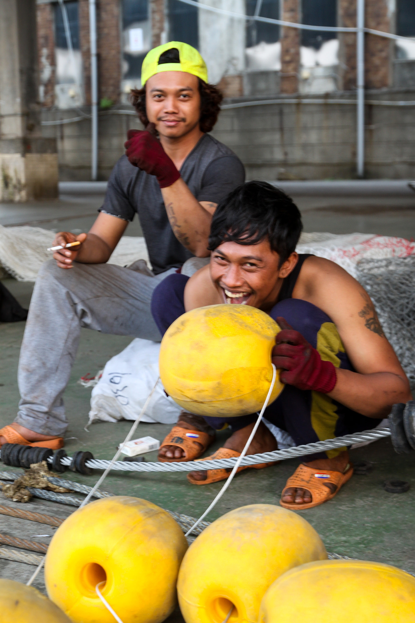 Canon EOS 500D (EOS Rebel T1i / EOS Kiss X3) sample photo. Workers in fishing port photography