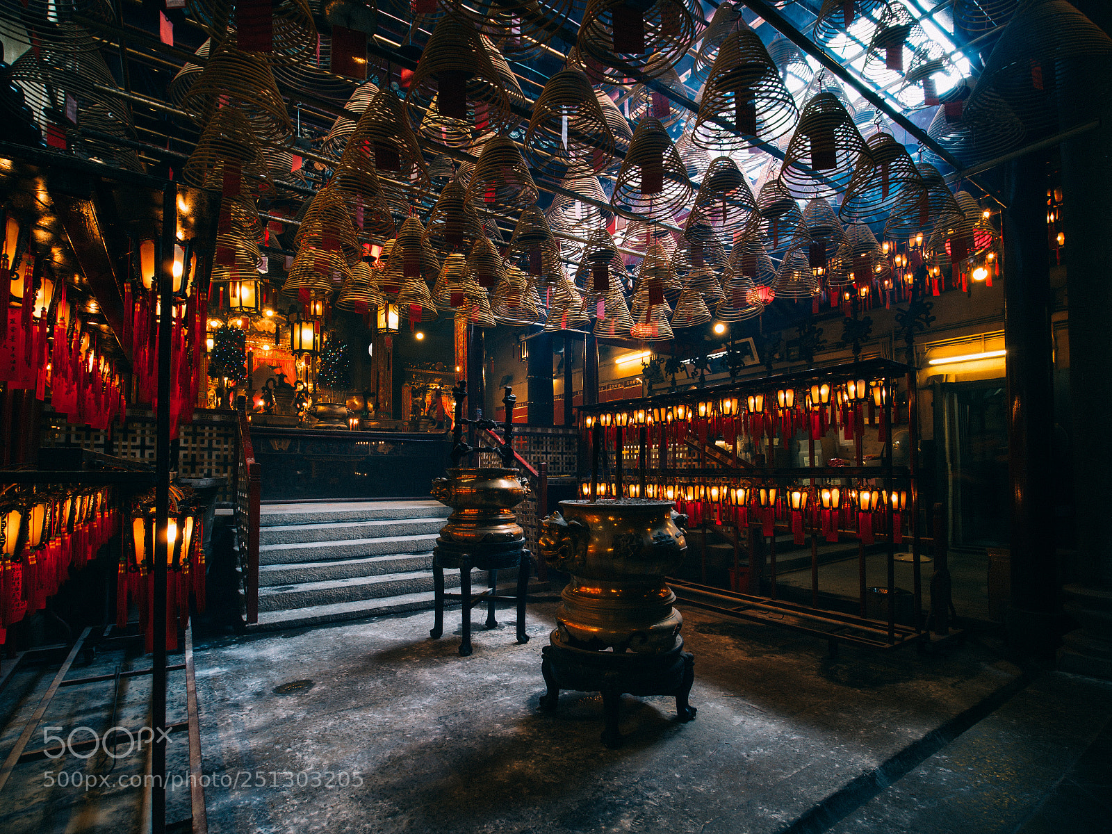 Olympus OM-D E-M10 II sample photo. Man mo temple photography