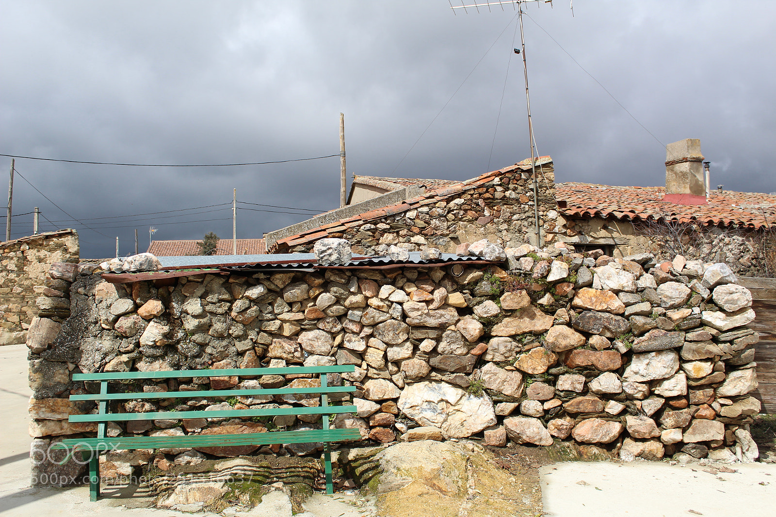 Canon EOS 1300D (EOS Rebel T6 / EOS Kiss X80) sample photo. Banco verde en muro photography