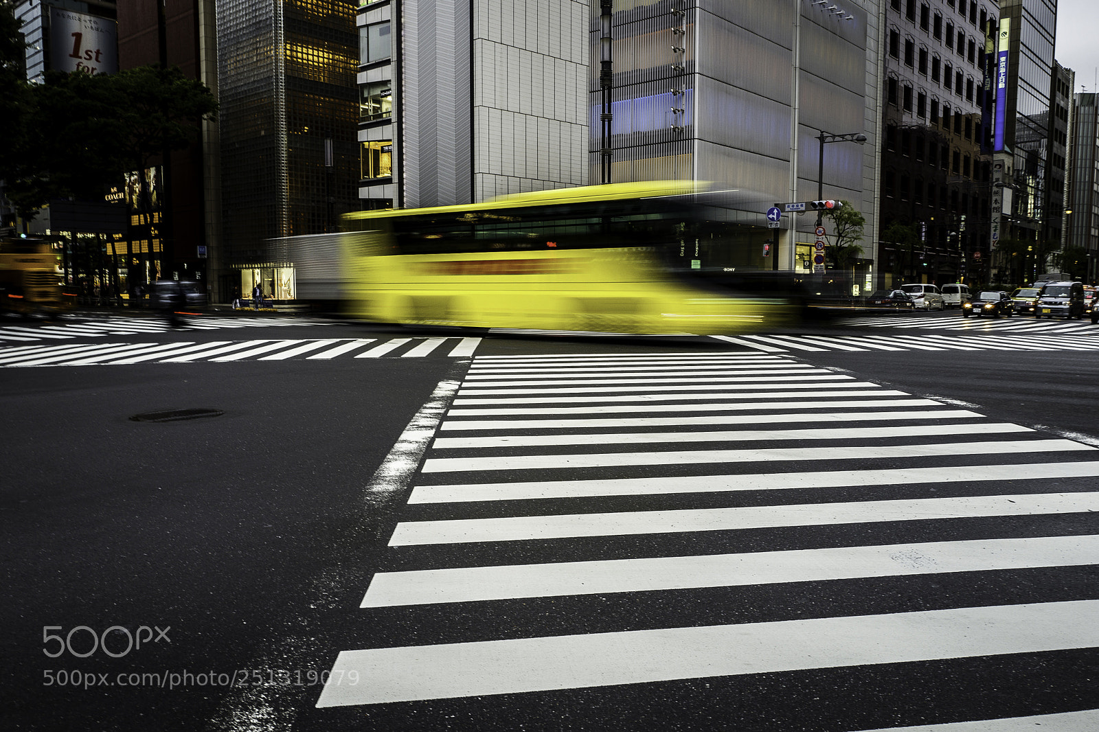 Leica Q (Typ 116) sample photo. Yellow bus photography