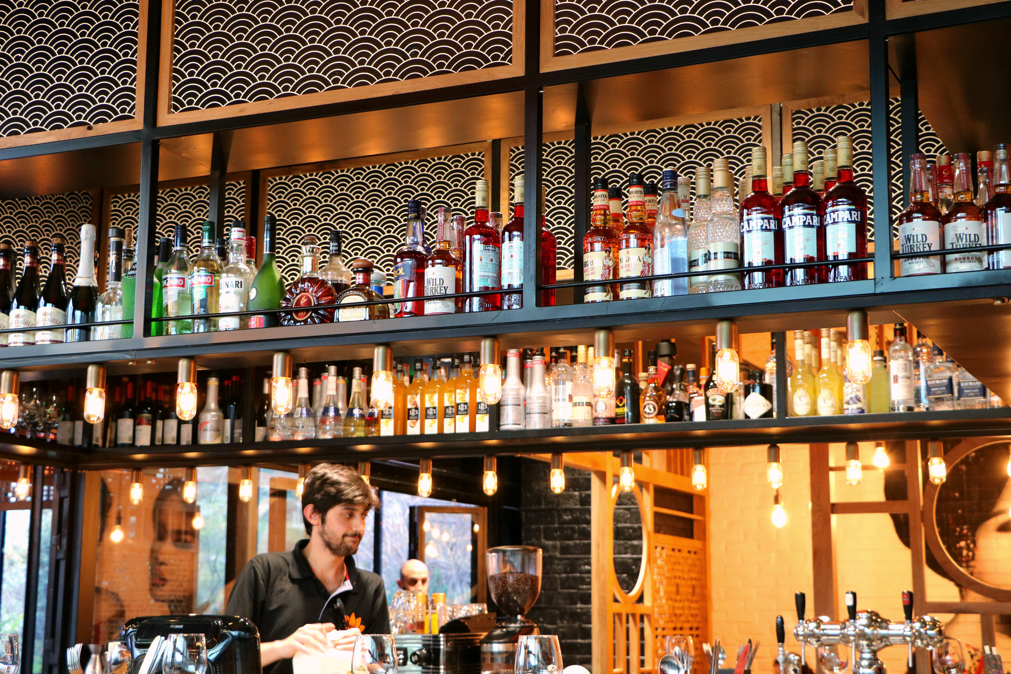 Canon EOS 750D (EOS Rebel T6i / EOS Kiss X8i) sample photo. Bar photography