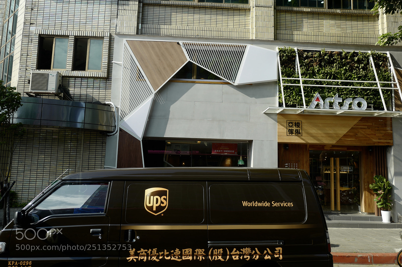 Leica Q (Typ 116) sample photo. 字型控的掃街 photography