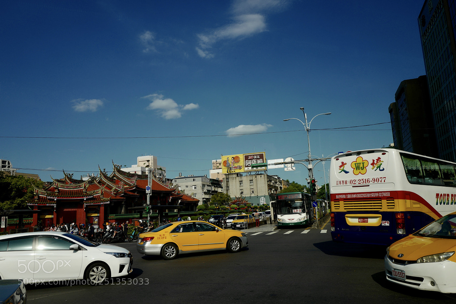 Leica Q (Typ 116) sample photo. 公車上的玻璃像裝了濾鏡一樣的驚艷 photography