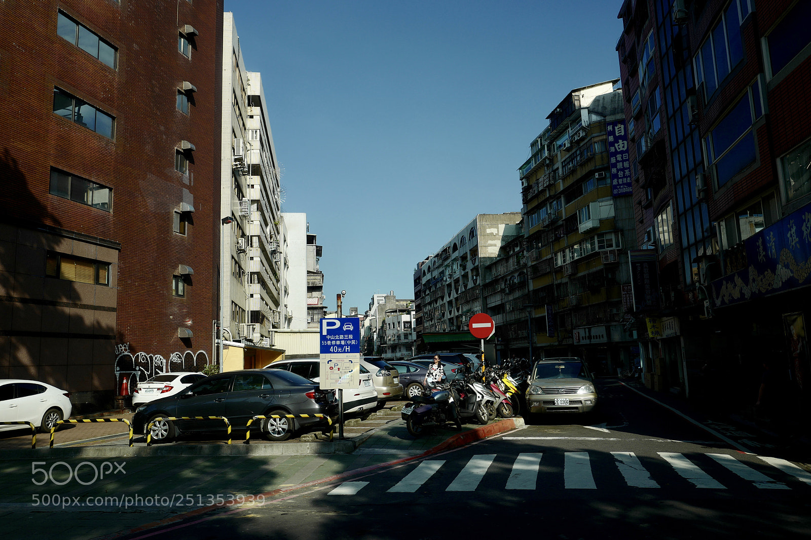Leica Q (Typ 116) sample photo. 借用公交車玻璃的濾鏡加相機的減檔莫名其妙得到膠片機的效果 photography