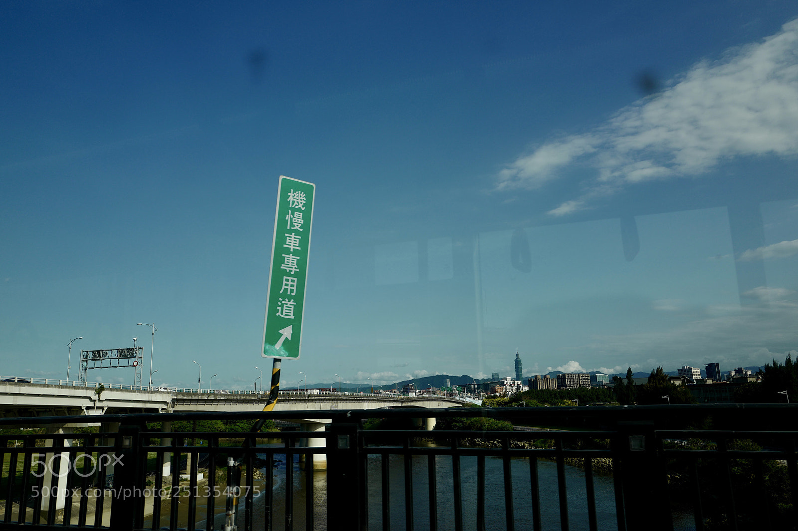 Leica Q (Typ 116) sample photo. 橋上才能看到最美的風景 photography