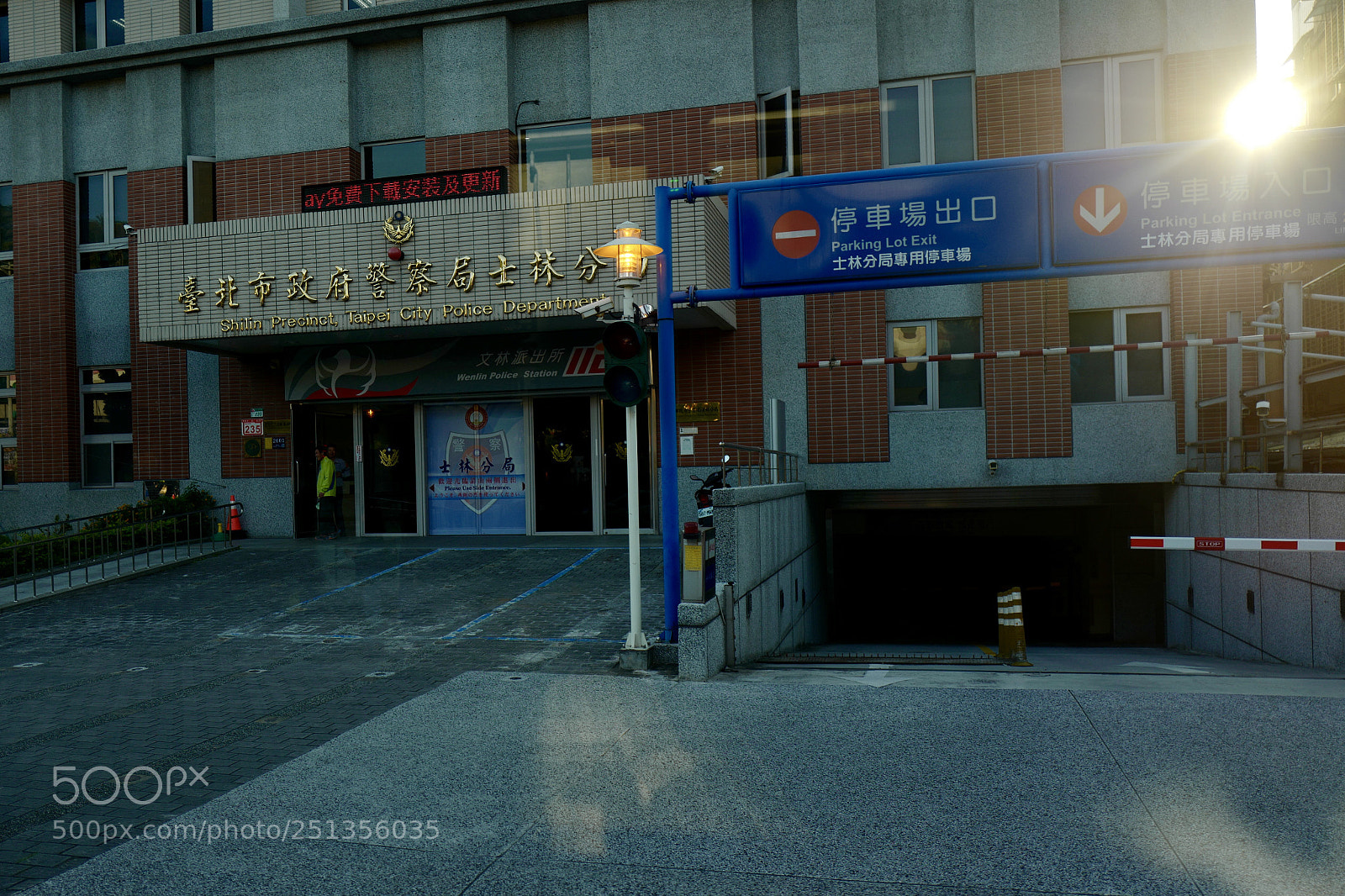 Leica Q (Typ 116) sample photo. 大膽偷拍警察局，假裝忘記之前被訓導的話 photography