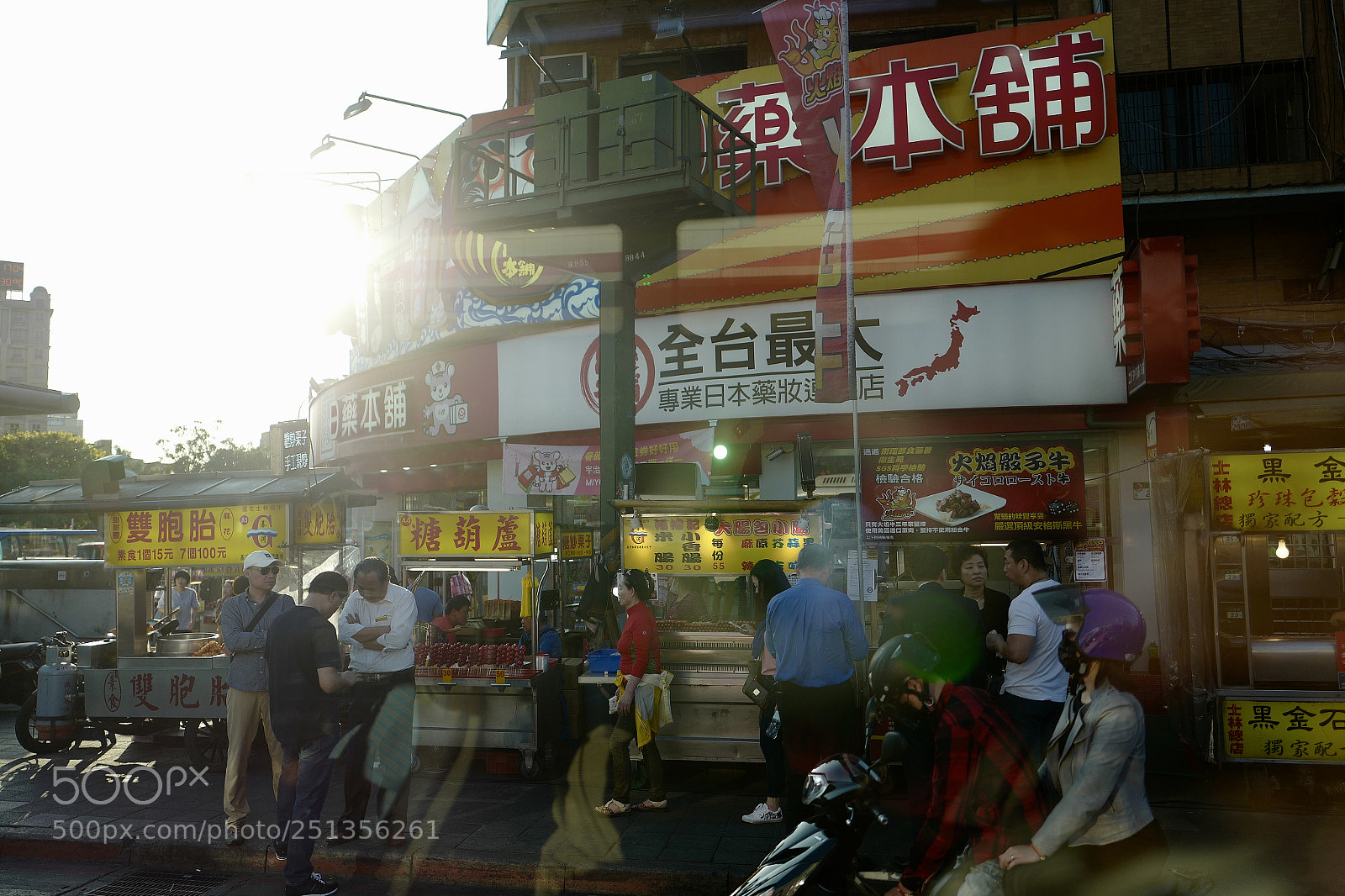 Leica Q (Typ 116) sample photo. 五點左右據說是最佳拍攝時期，夕陽帶著商舖剛點燃戰的燈火，無論怎麼看都是暖色的 photography