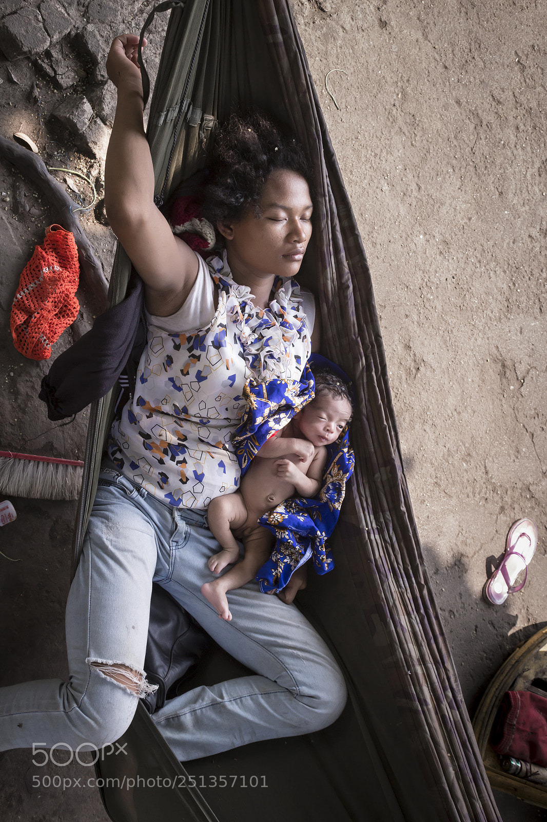 Canon EOS 600D (Rebel EOS T3i / EOS Kiss X5) sample photo. Khmer mother with baby photography