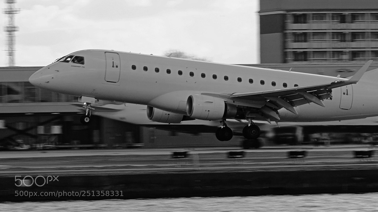 Fujifilm X-T10 sample photo. Embraer 175 landing at lcy photography
