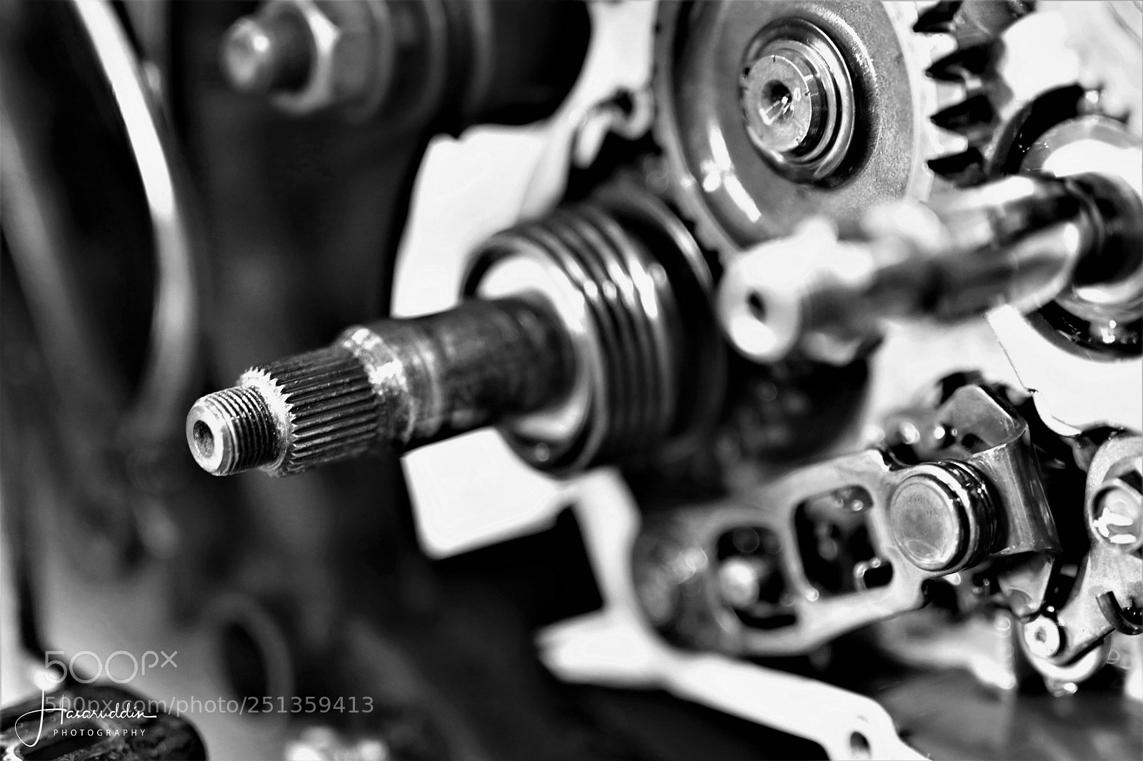 Canon EOS 80D sample photo. Gears expose photography