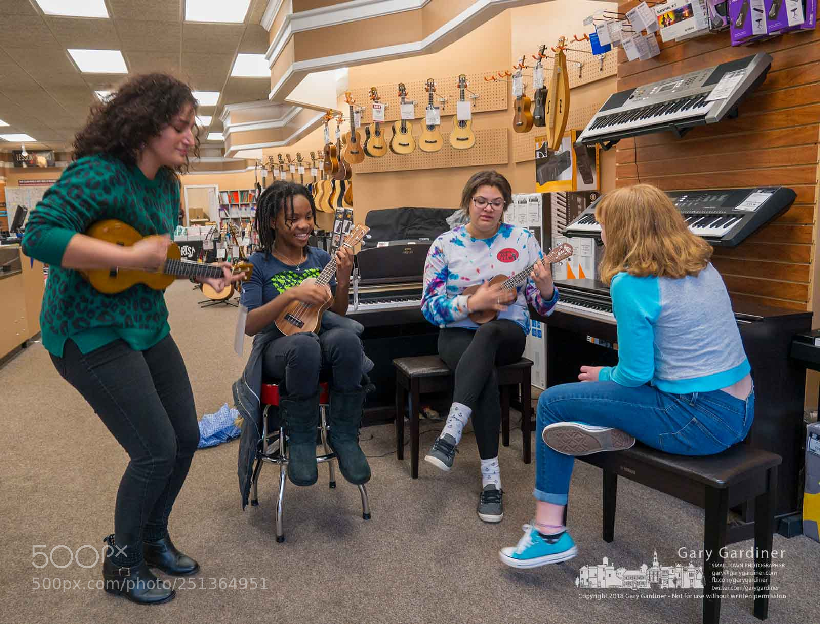 Panasonic Lumix DMC-G85 (Lumix DMC-G80) sample photo. Impromptu ukulele lessons photography
