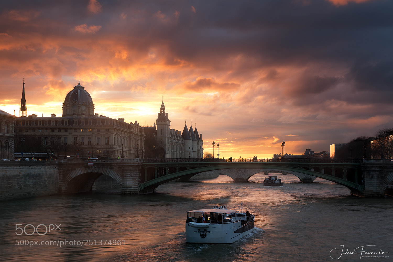 Canon EOS 5D Mark IV sample photo. Tribunal de commerce, conciergerie,pont photography