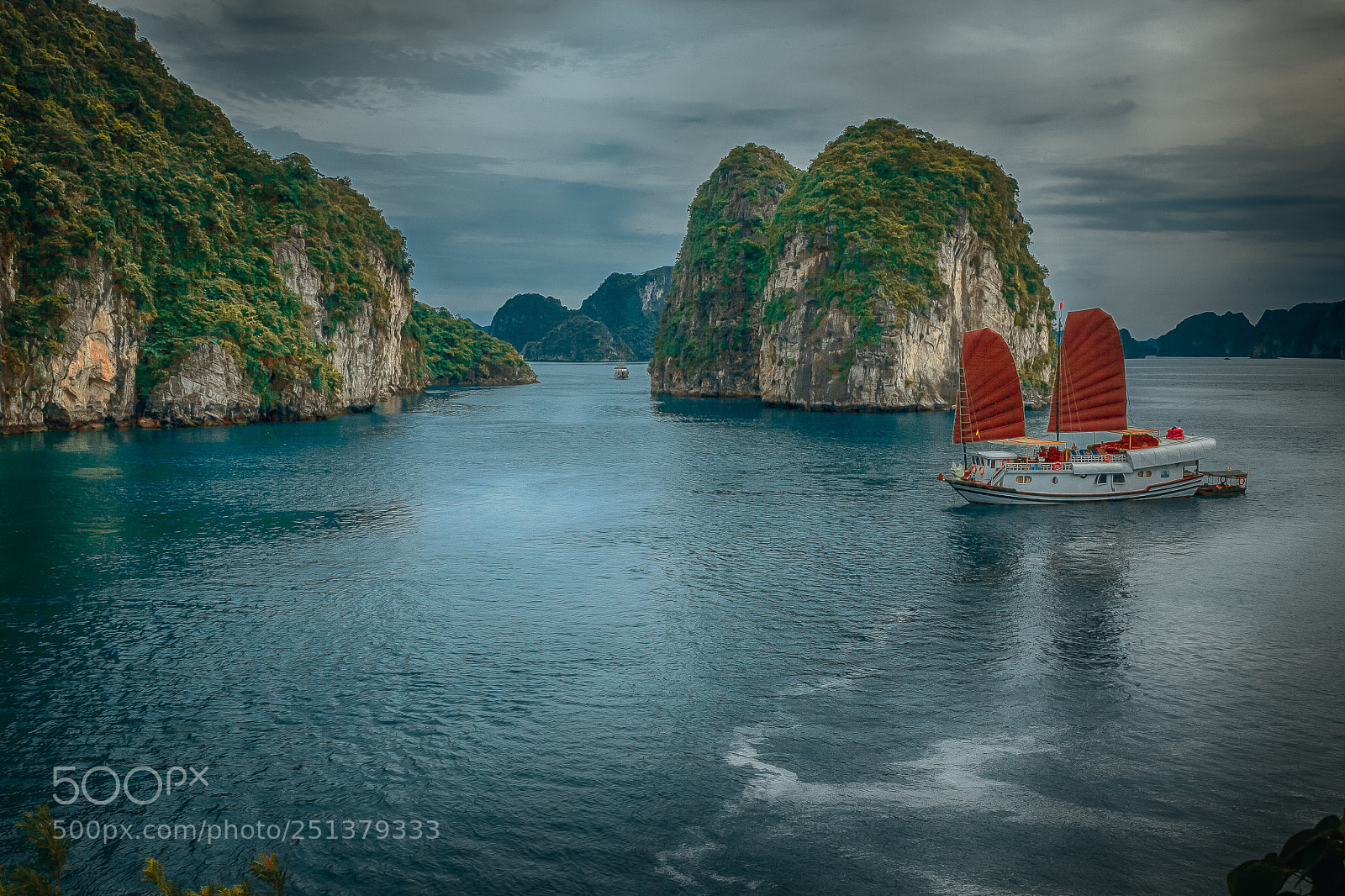 Canon EOS 5D Mark II sample photo. Ha long photography